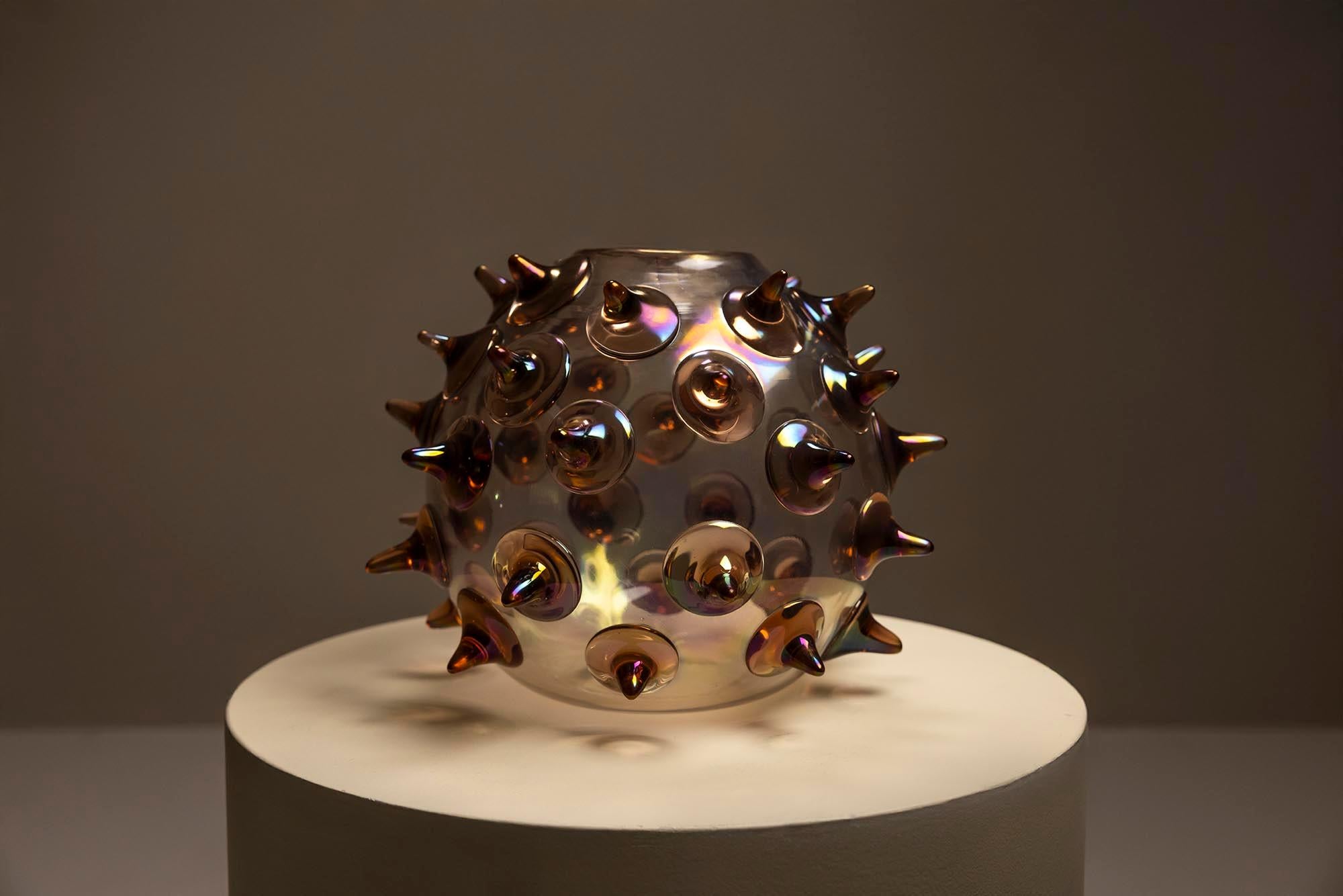 Certains objets reposent sur le contraste plutôt que sur la complexité. Le vase 