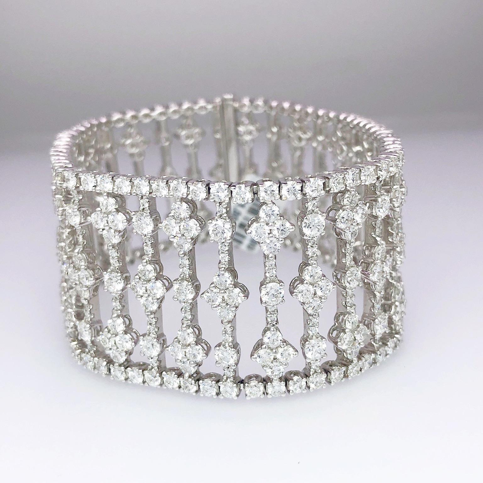 Contemporaneo Bracciale Ricco in oro bianco 18 carati 27,90 carati con diamanti e traforo largo in vendita