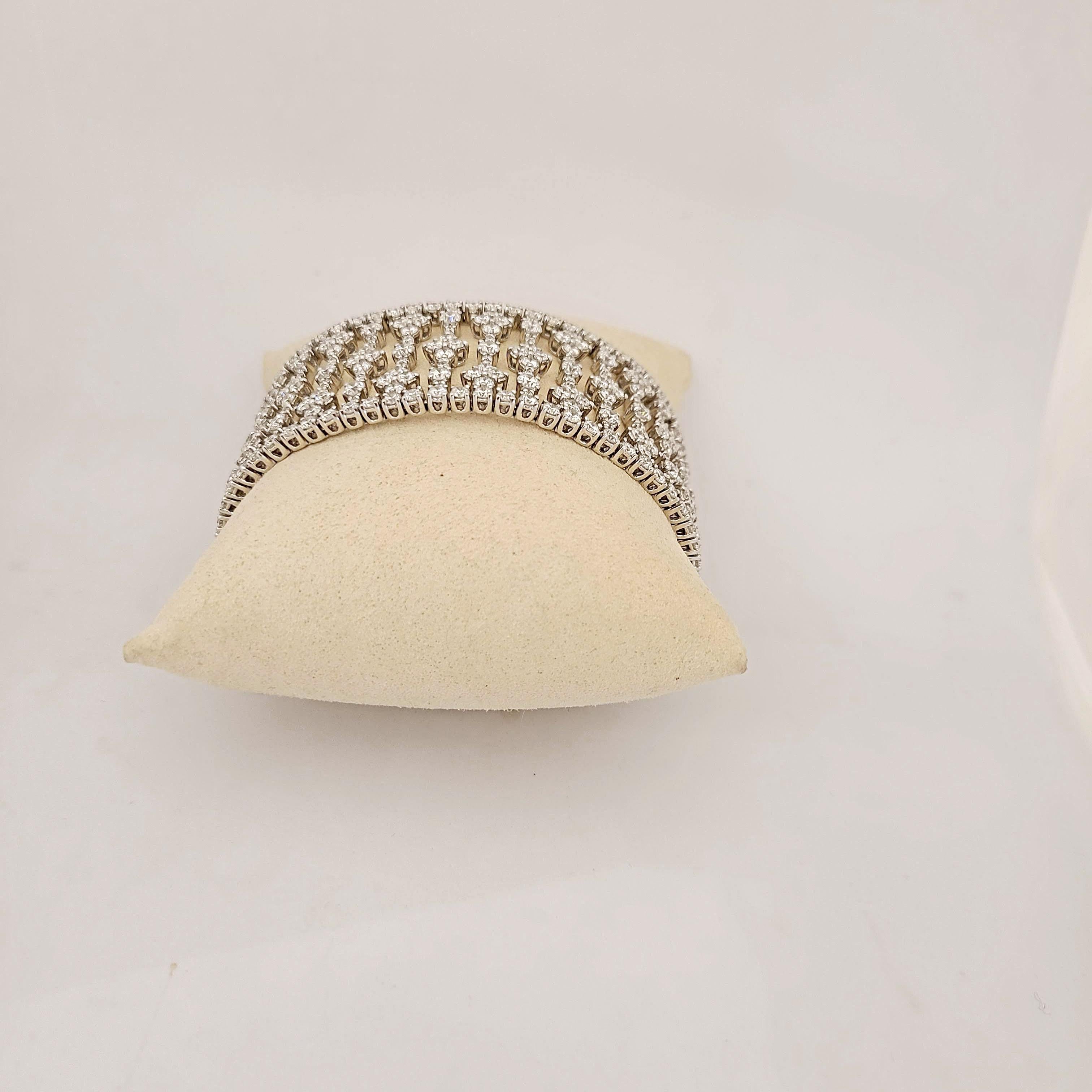 Taglio rotondo Bracciale Ricco in oro bianco 18 carati 27,90 carati con diamanti e traforo largo in vendita