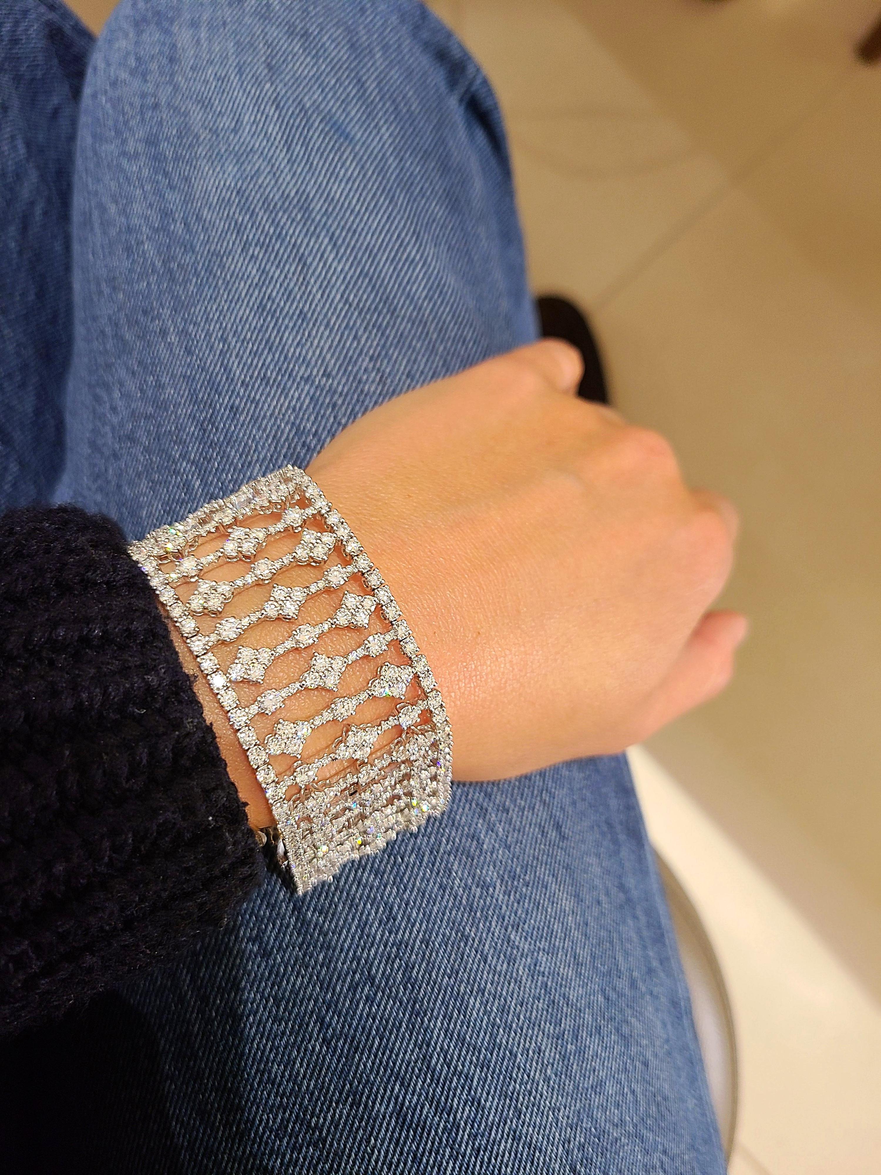 Bracciale Ricco in oro bianco 18 carati 27,90 carati con diamanti e traforo largo in vendita 1