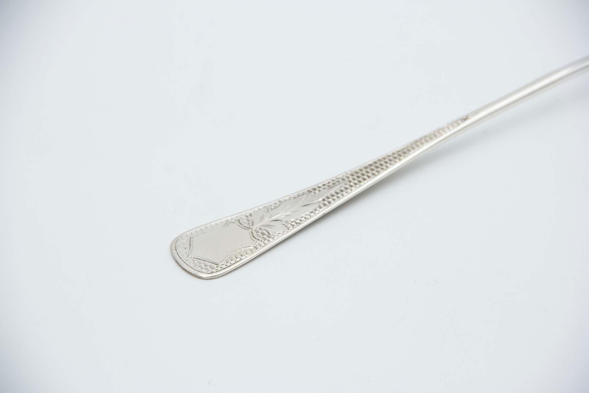 Descripción: Cuchara arrocera y de servir en plata repujada en el mango y tarjeta con monograma. Metal: Silver. Origen: Portugués. Marca: javali II Título. Peso: 128,93 gramos. Dimensiones: 29,8cmx3cm. Contenido: 833/1000. Marca de ensaye: Sí, entre