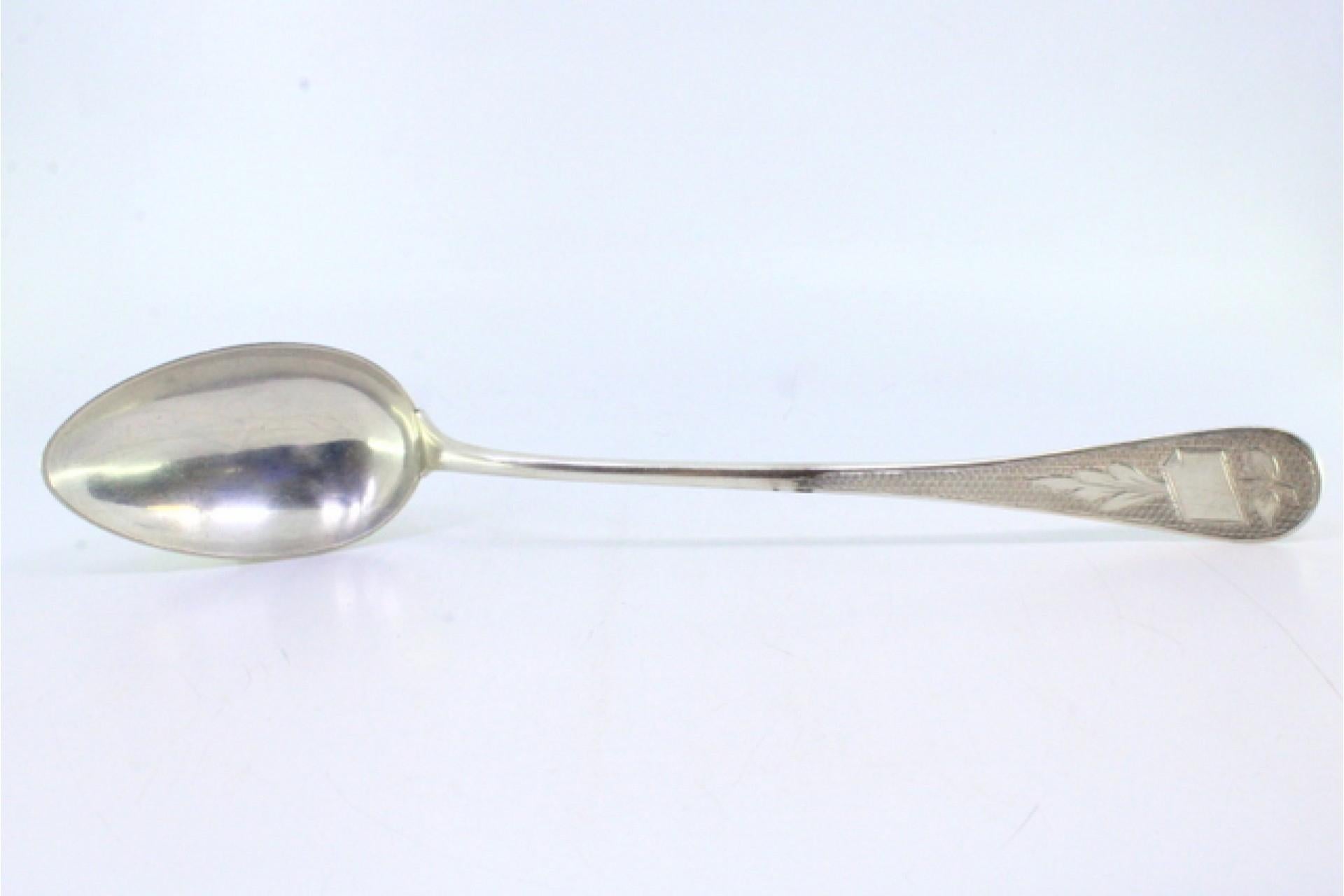 Descripción: Cuchara arrocera y de servir de plata guilloché con tarjeta monogramada en el mango. Metal: Silver. Origen: Portugués. Marca: Javali II. Título: Peso: 158.29 gramos. Dimensiones: 30cmx5,6cm. Contenido: 833/1000. Marca de ensaye: Sí,