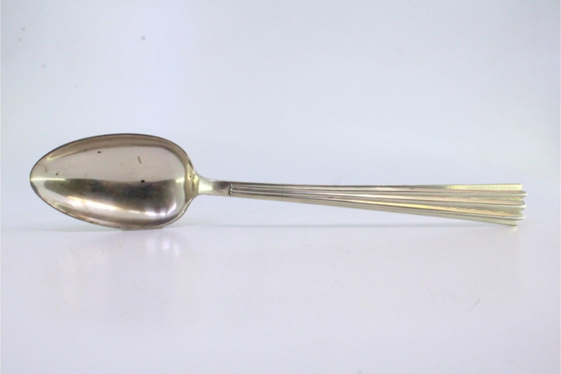 Descripción: Cuchara arrocera y de servir de plata con estrías a lo largo del mango. Metal: Silver. Origen: Portugués. Marca: Cabeça de escravo. Peso: 159,31 gramos. Dimensiones: 27 cm x 5,1 cm. Contenido: 833/1000. Marca de ensayo: Sí, entre 1938 y