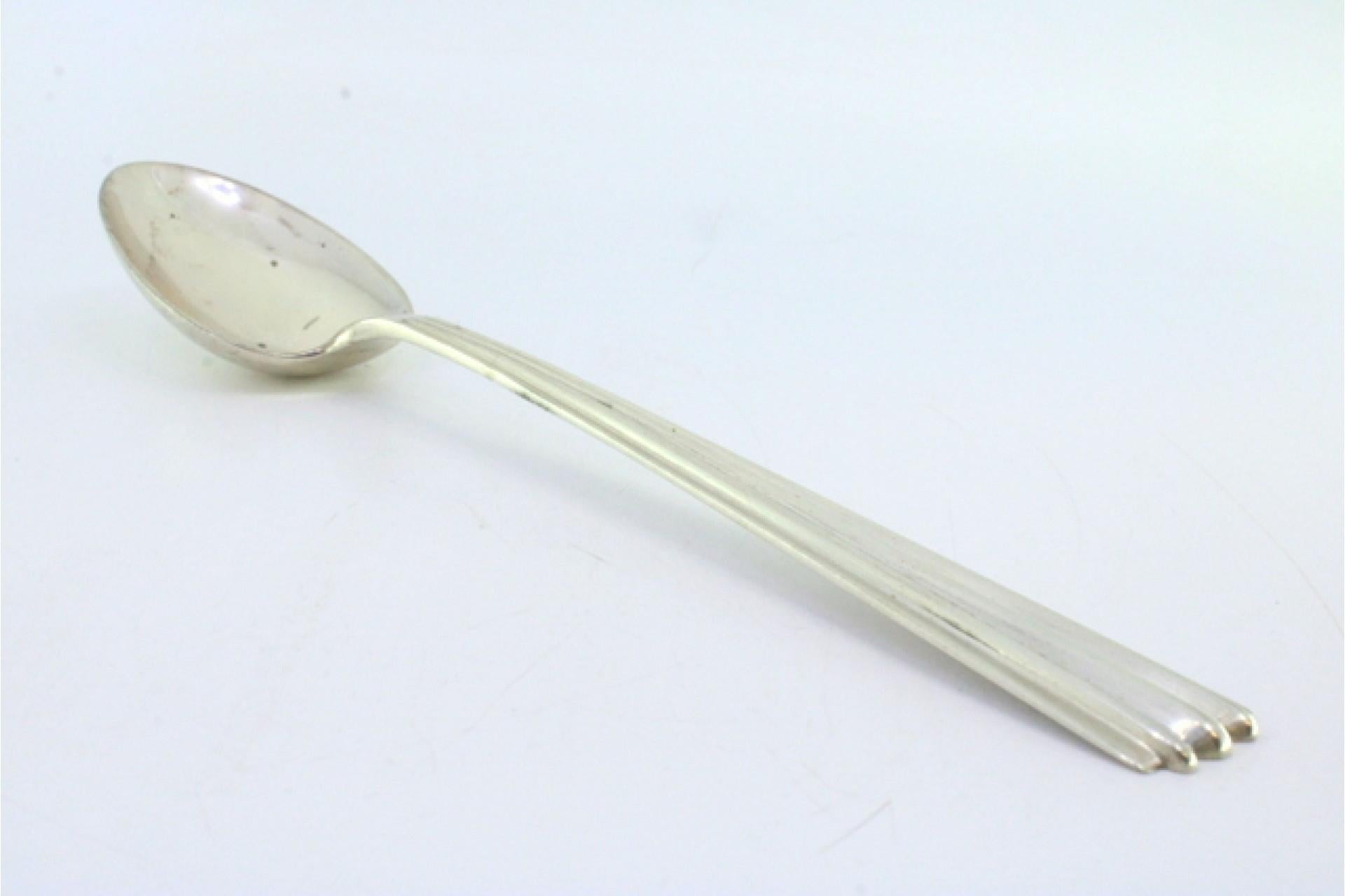 Rice spoon and serving dish in silver with grooves along the handle Europeo en venta