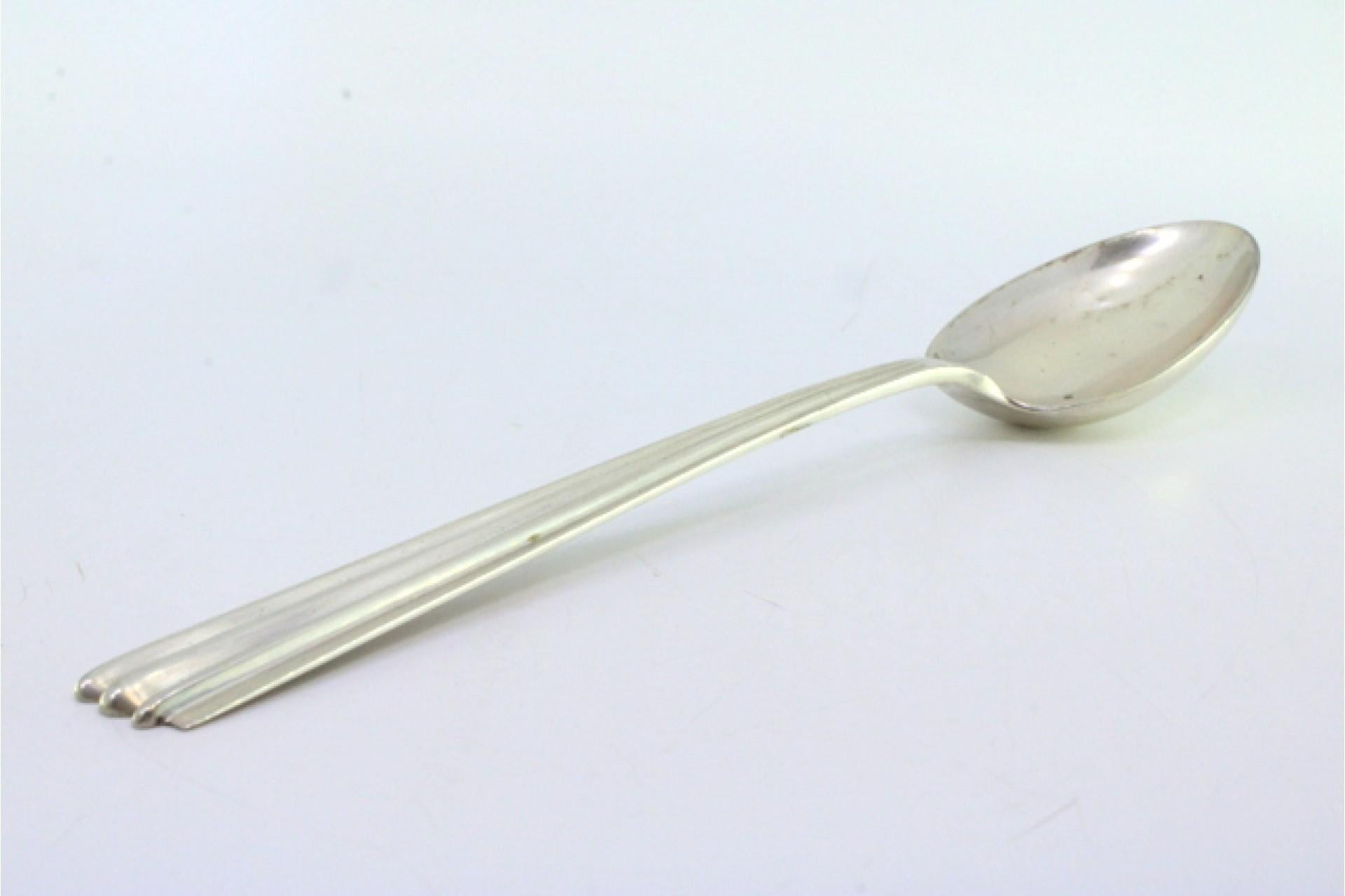 Rice spoon and serving dish in silver with grooves along the handle siglo XX en venta