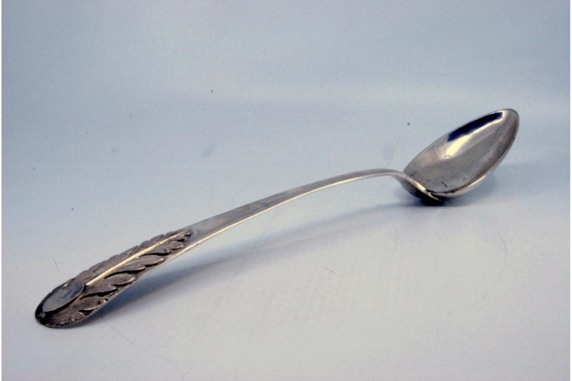 Rice spoon & serving dish in silver w/ acanthus leaves embossed on the handle Europeo en venta