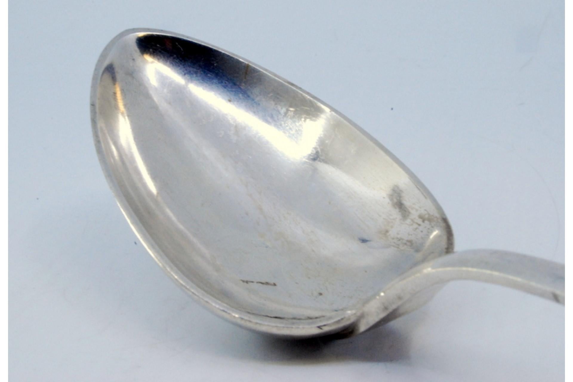 Rice spoon & serving dish in silver w/ acanthus leaves embossed on the handle siglo XVIII en venta
