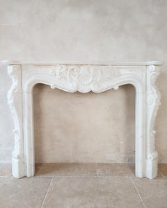 Ricca mensola da camino del XIX secolo in marmo bianco statuario di qualità Bianco Carrara