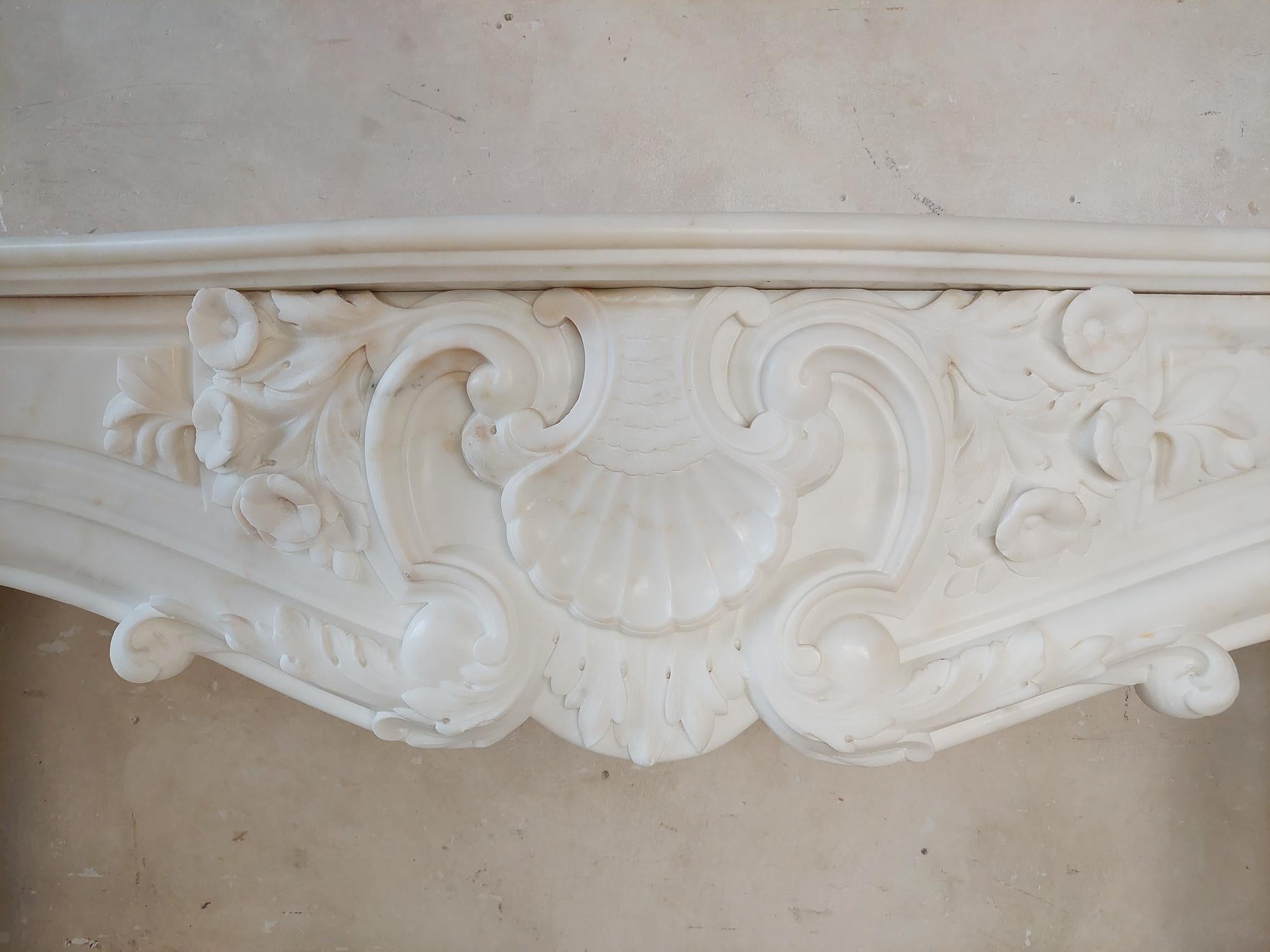Rich 19th century Mantlepiece of White Statuary Quality Bianco Carrara Marble In Good Condition For Sale In Baambrugge, NL