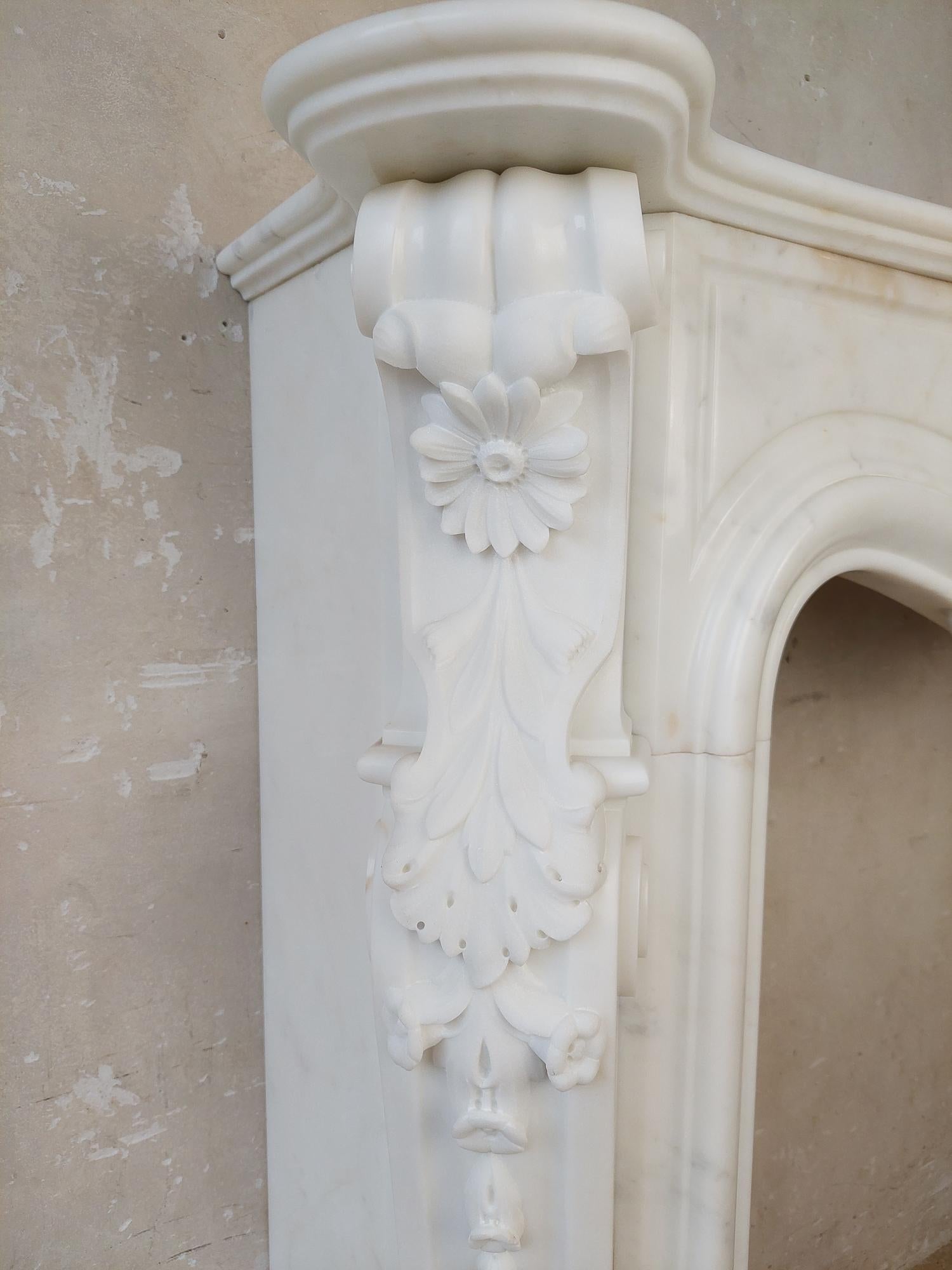 Rich 19th century Mantlepiece of White Statuary Quality Bianco Carrara Marble For Sale 1