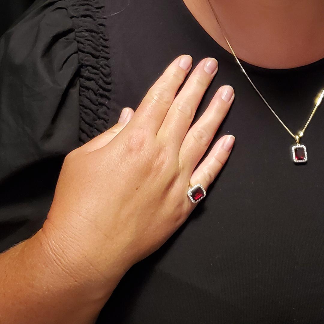 Rich Almandine Garnet and Diamond Ring in 18kt Yellow Gold In New Condition For Sale In Freeport, FL