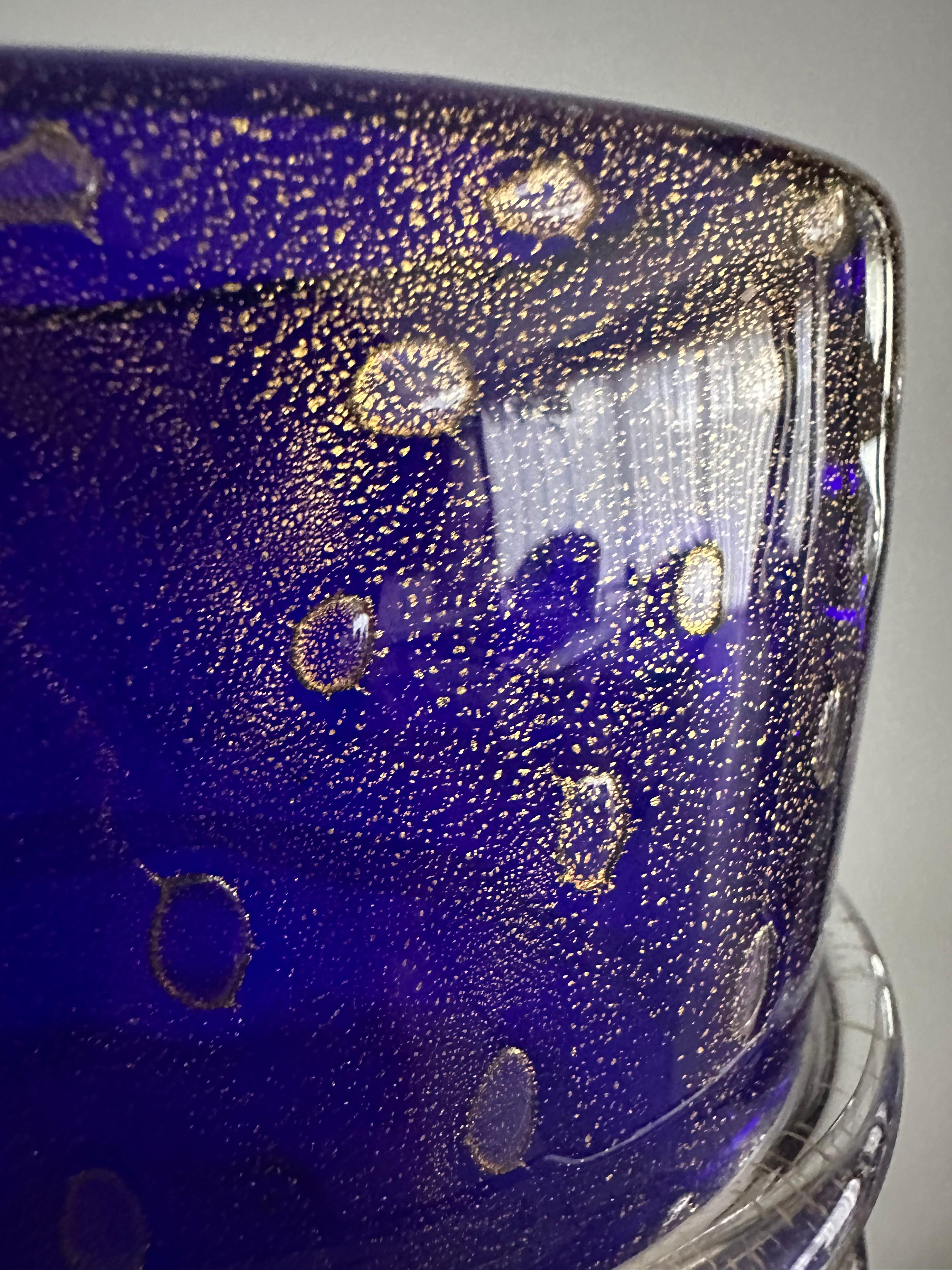 Vaso di Murano blu ricco con fiocchi d'oro all'interno del vetro in vendita 2