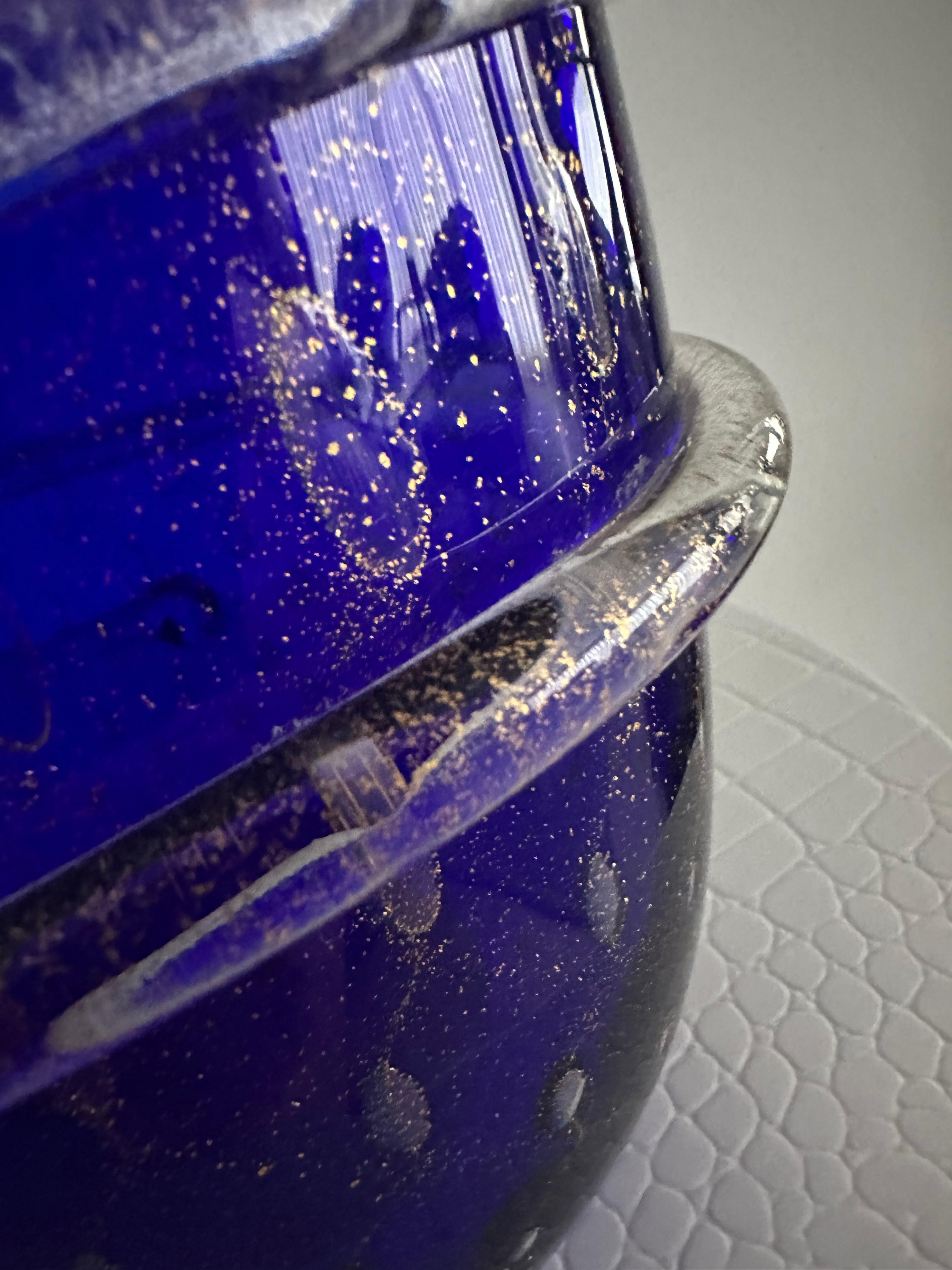 Vaso di Murano blu ricco con fiocchi d'oro all'interno del vetro in vendita 3