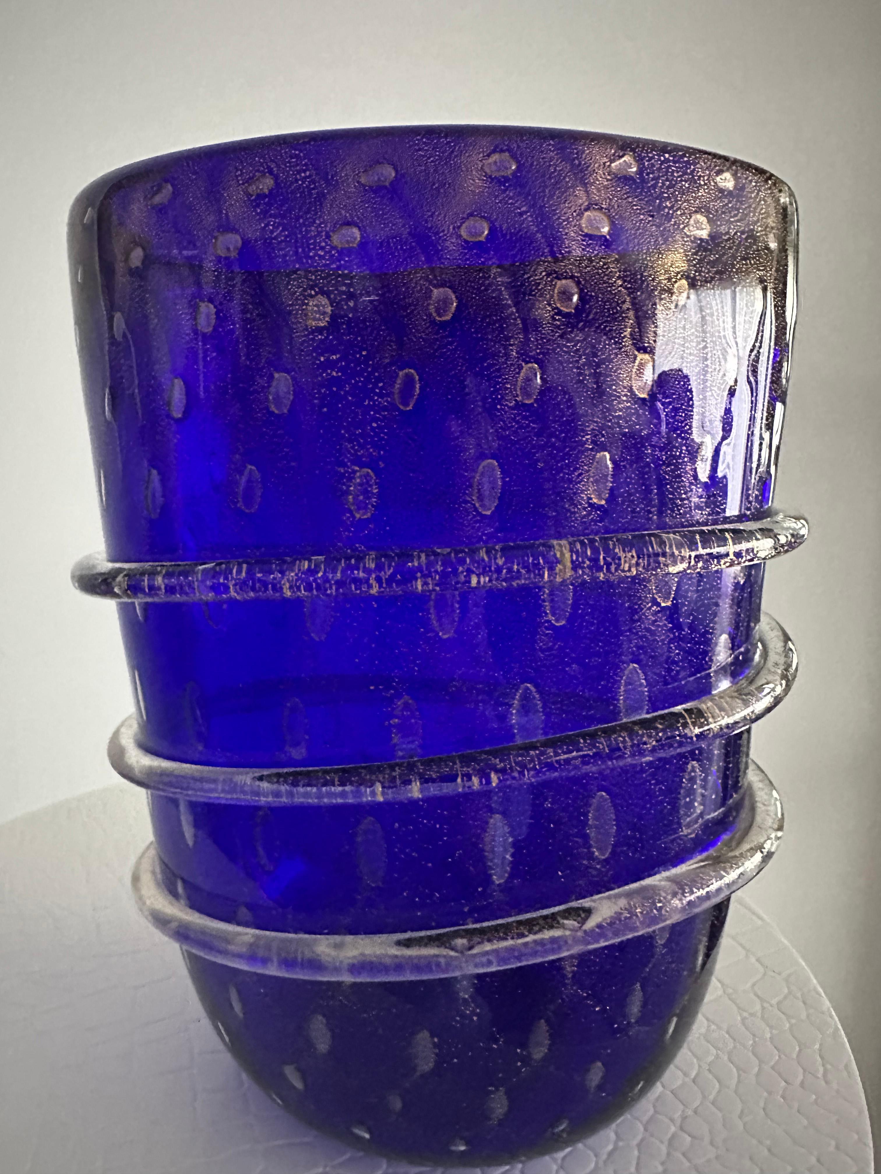 Vaso di Murano blu ricco con fiocchi d'oro all'interno del vetro in vendita 4