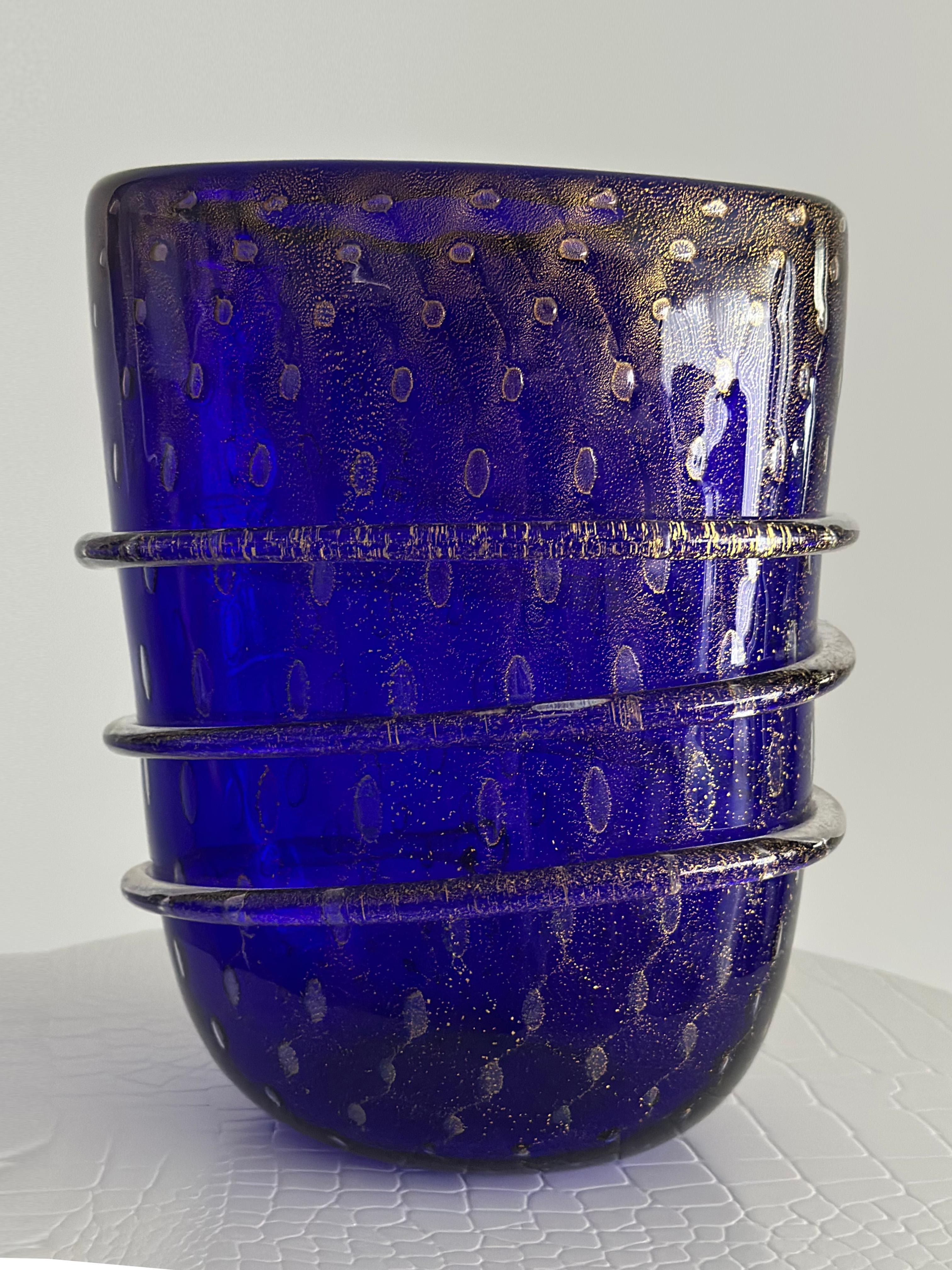 Moderno Vaso di Murano blu ricco con fiocchi d'oro all'interno del vetro in vendita