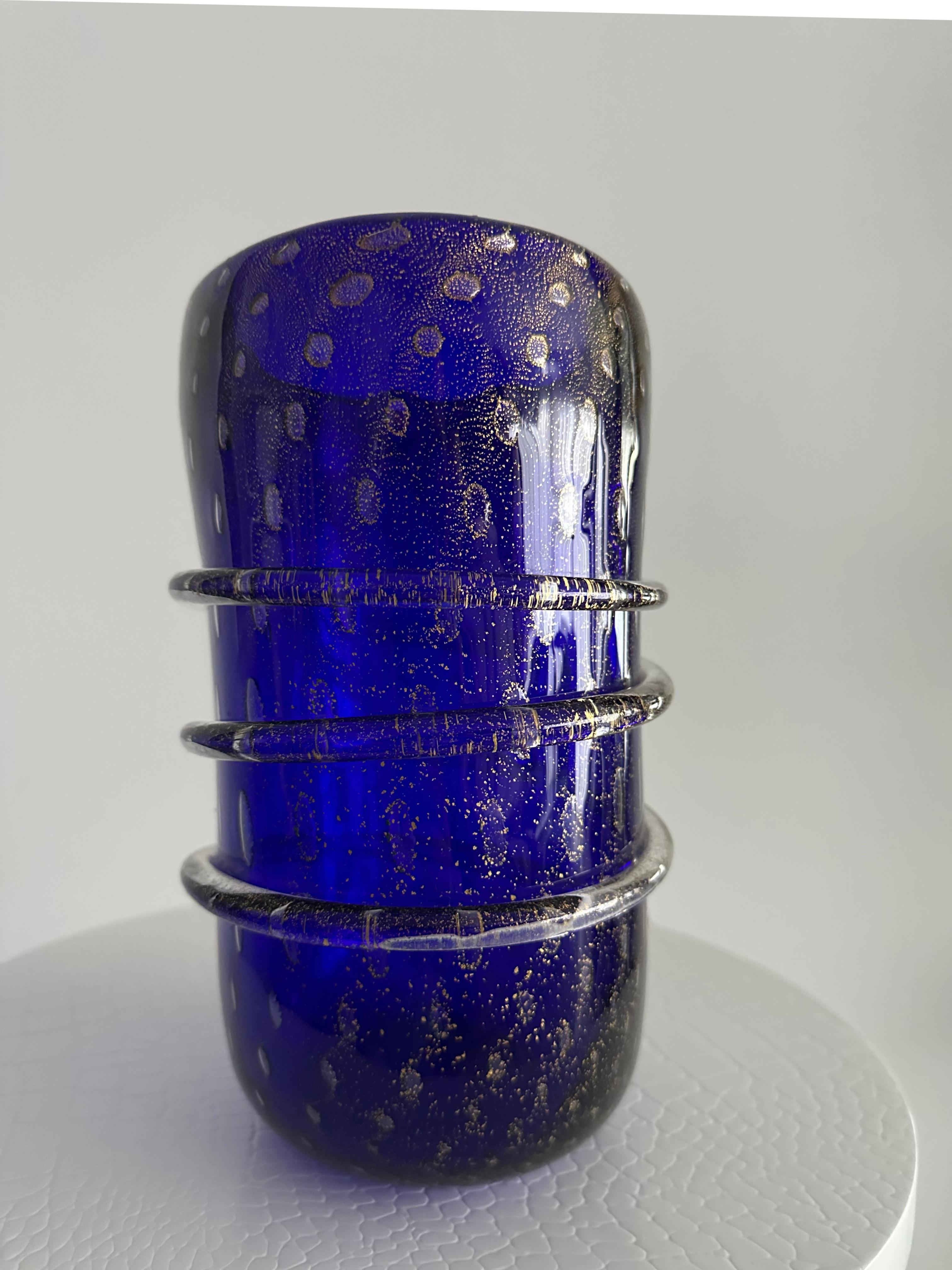 Italiano Vaso di Murano blu ricco con fiocchi d'oro all'interno del vetro in vendita