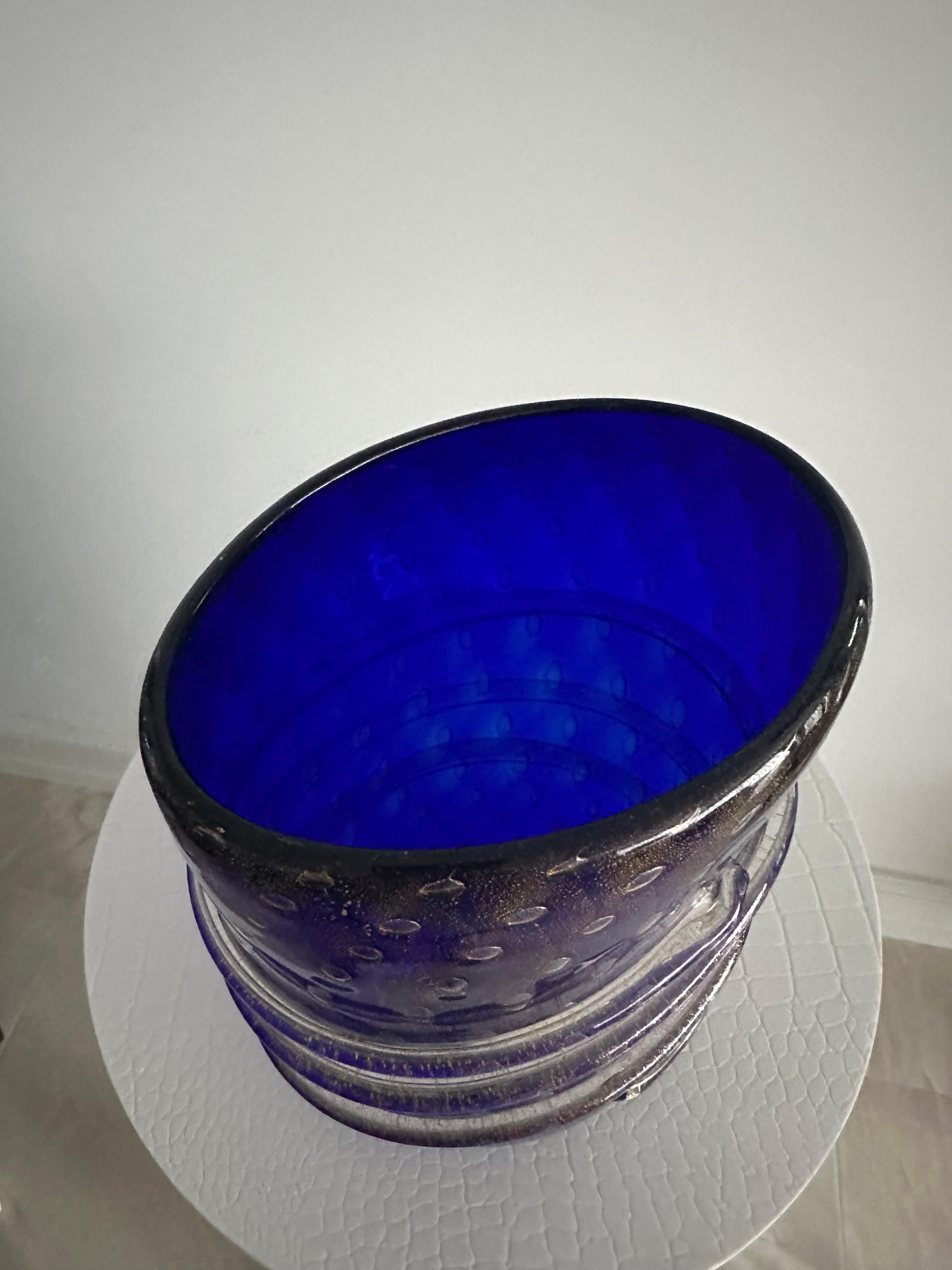 Jarrón de Murano azul intenso con escamas doradas en el interior del vidrio Vaciado en venta