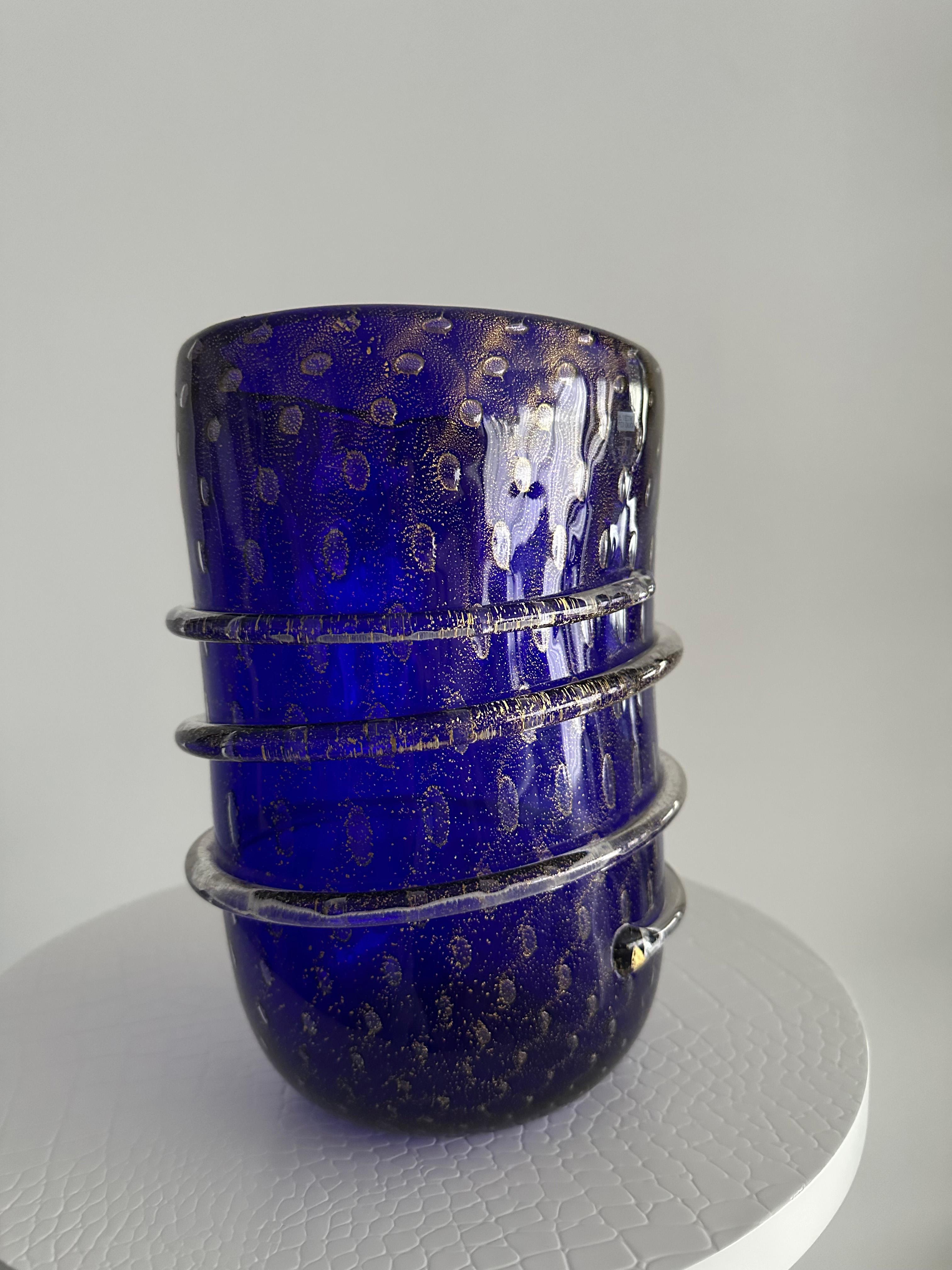 Calco Vaso di Murano blu ricco con fiocchi d'oro all'interno del vetro in vendita