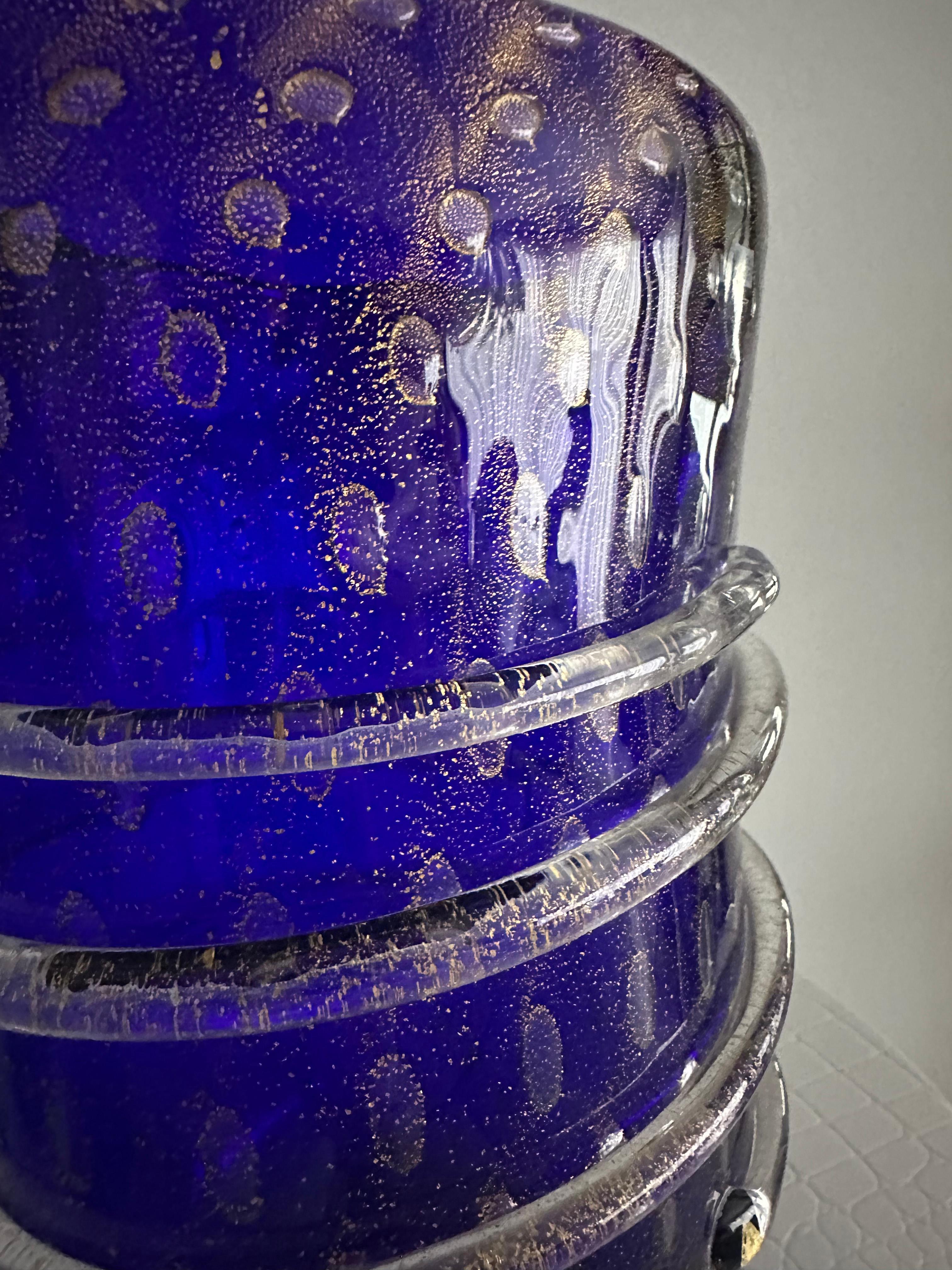 XXI secolo e contemporaneo Vaso di Murano blu ricco con fiocchi d'oro all'interno del vetro in vendita