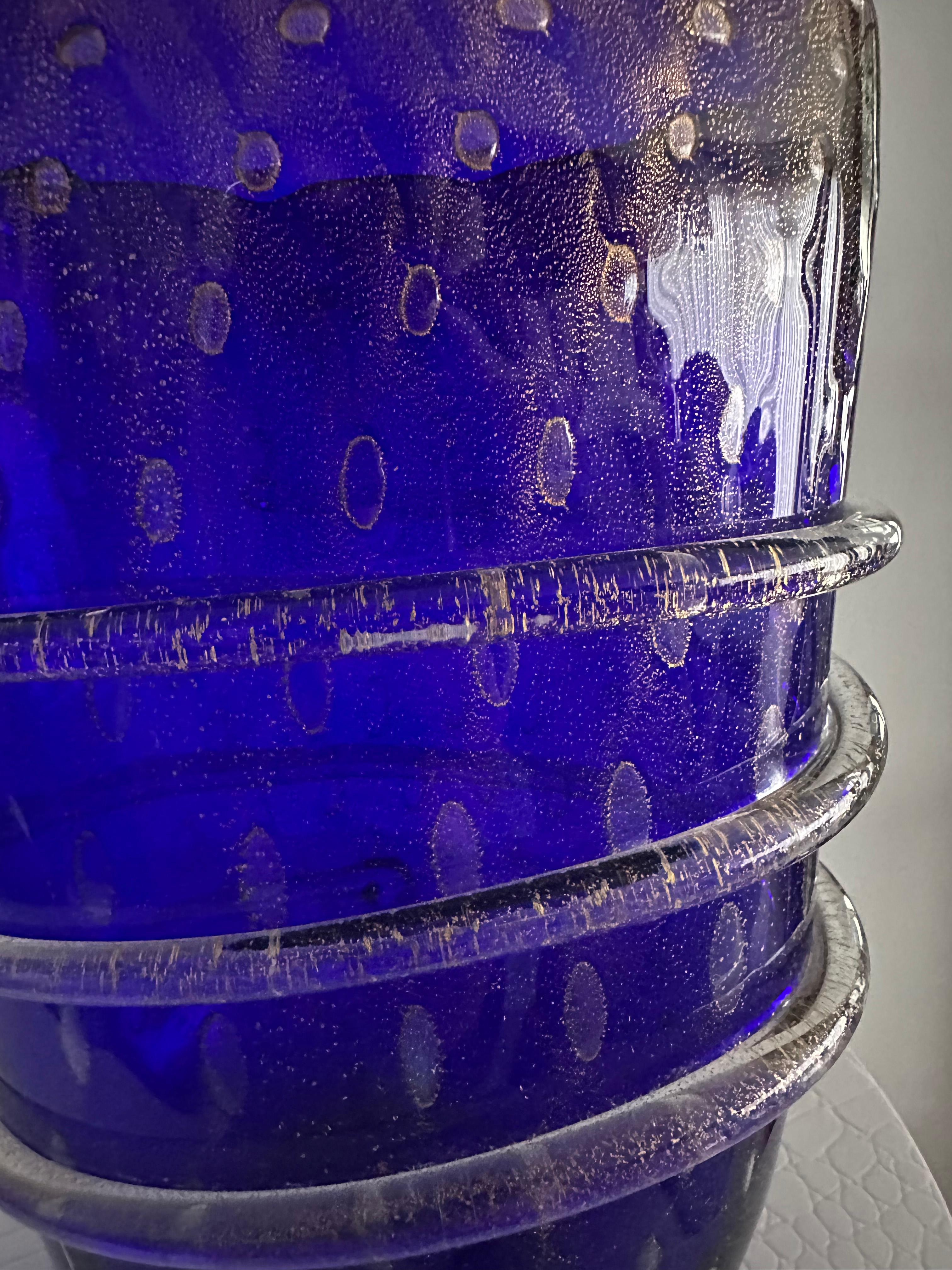 Vetro di Murano Vaso di Murano blu ricco con fiocchi d'oro all'interno del vetro in vendita