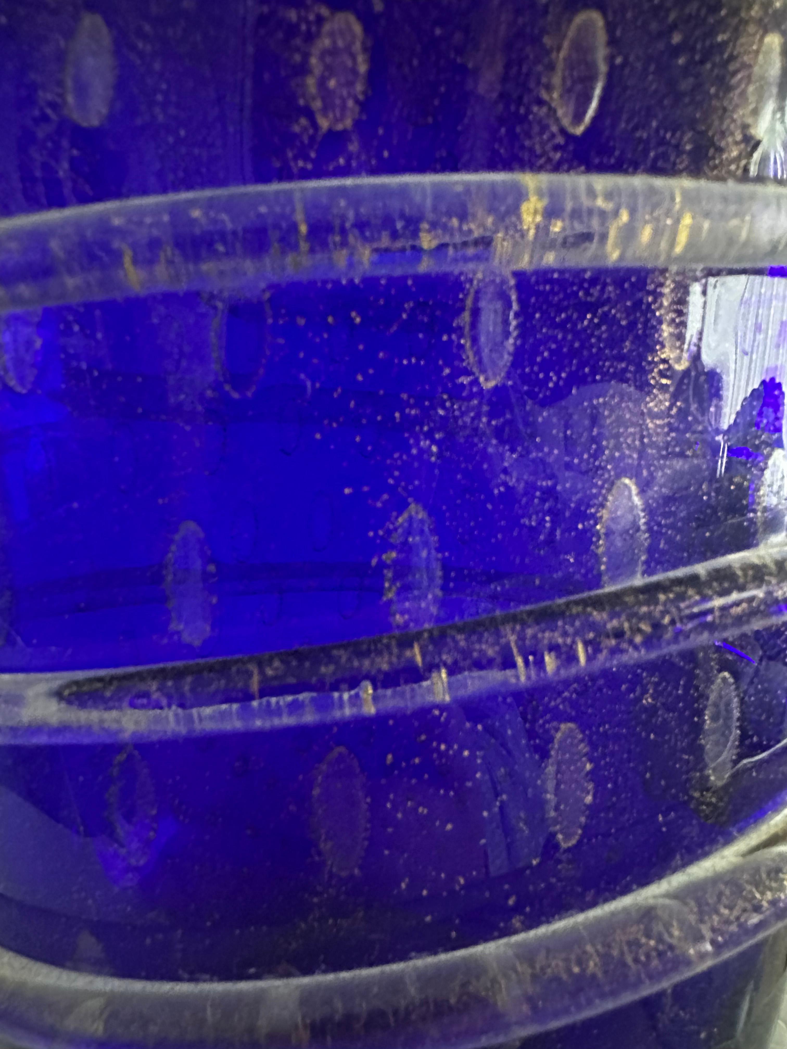 Vaso di Murano blu ricco con fiocchi d'oro all'interno del vetro in vendita 1