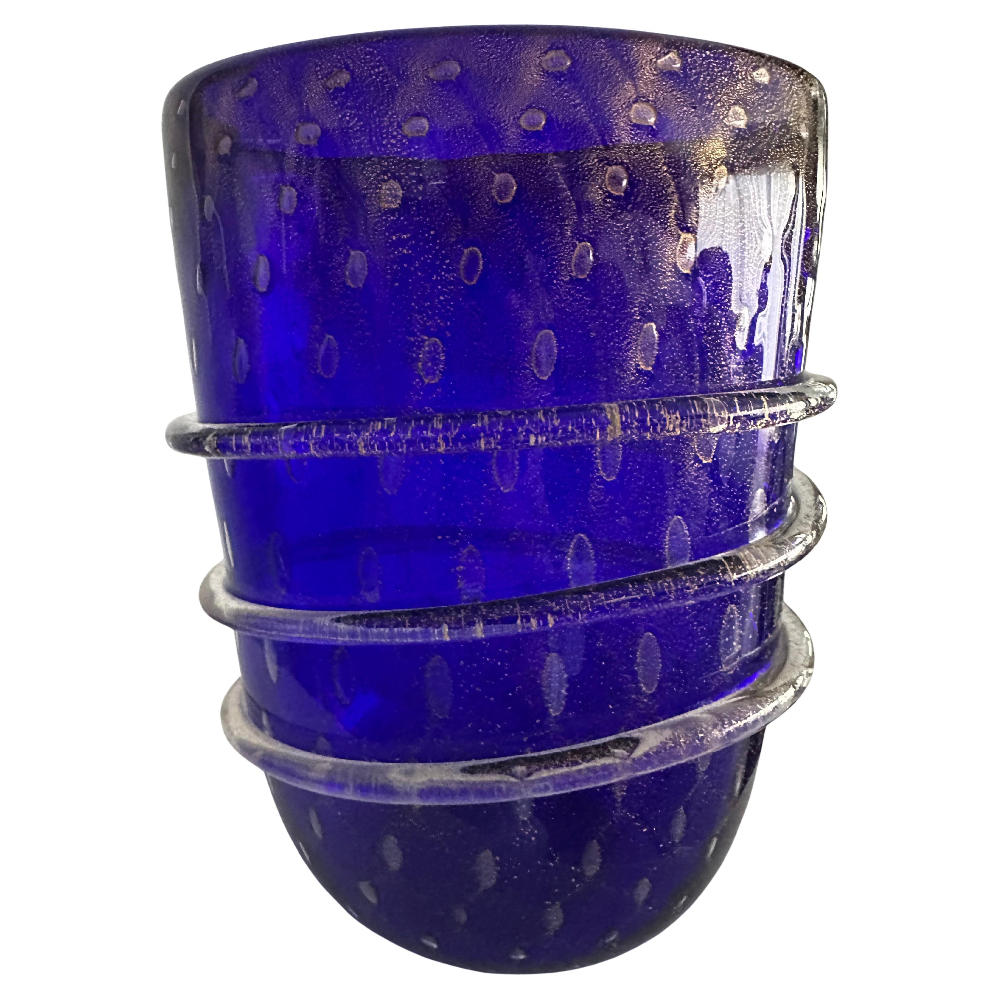Vase de Murano bleu riche avec des éclabousssures dorées à l
intérieur du verre