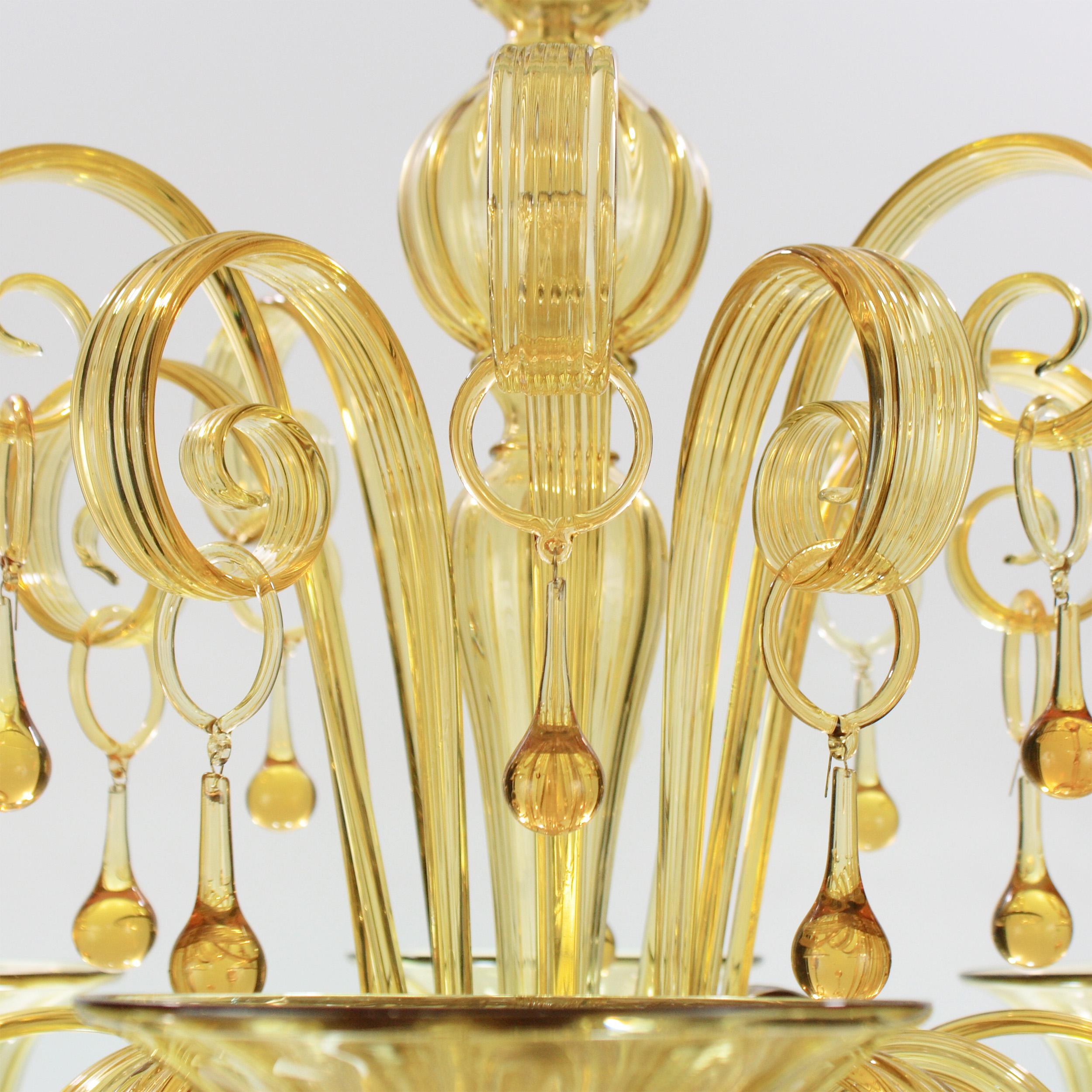 Rich chandelier by Multiforme with 6 lights, in amber artistic glass, with curly ornamental elements.
Inspired by the Classic Venetian tradition it is characterized by a central column where many blown glass “pastoral” elements are installed. These