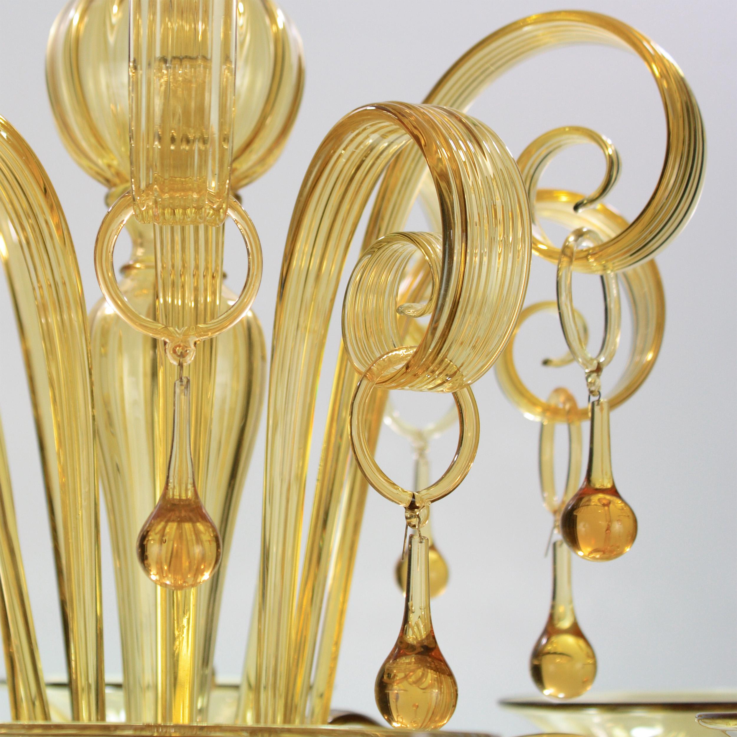 italien Lustre riche à 6 bras en verre de Murano artistique soufflé à la bouche, couleur ambre, multiforme en vente