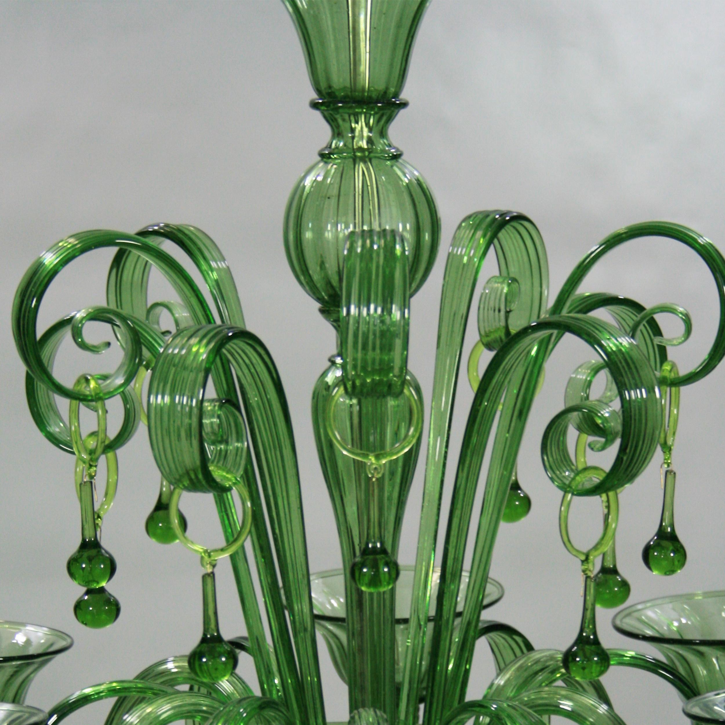 XXI secolo e contemporaneo Lampadario Rich a 6 bracci verde soffiato a mano in vetro artistico di Murano da Multiforme in vendita