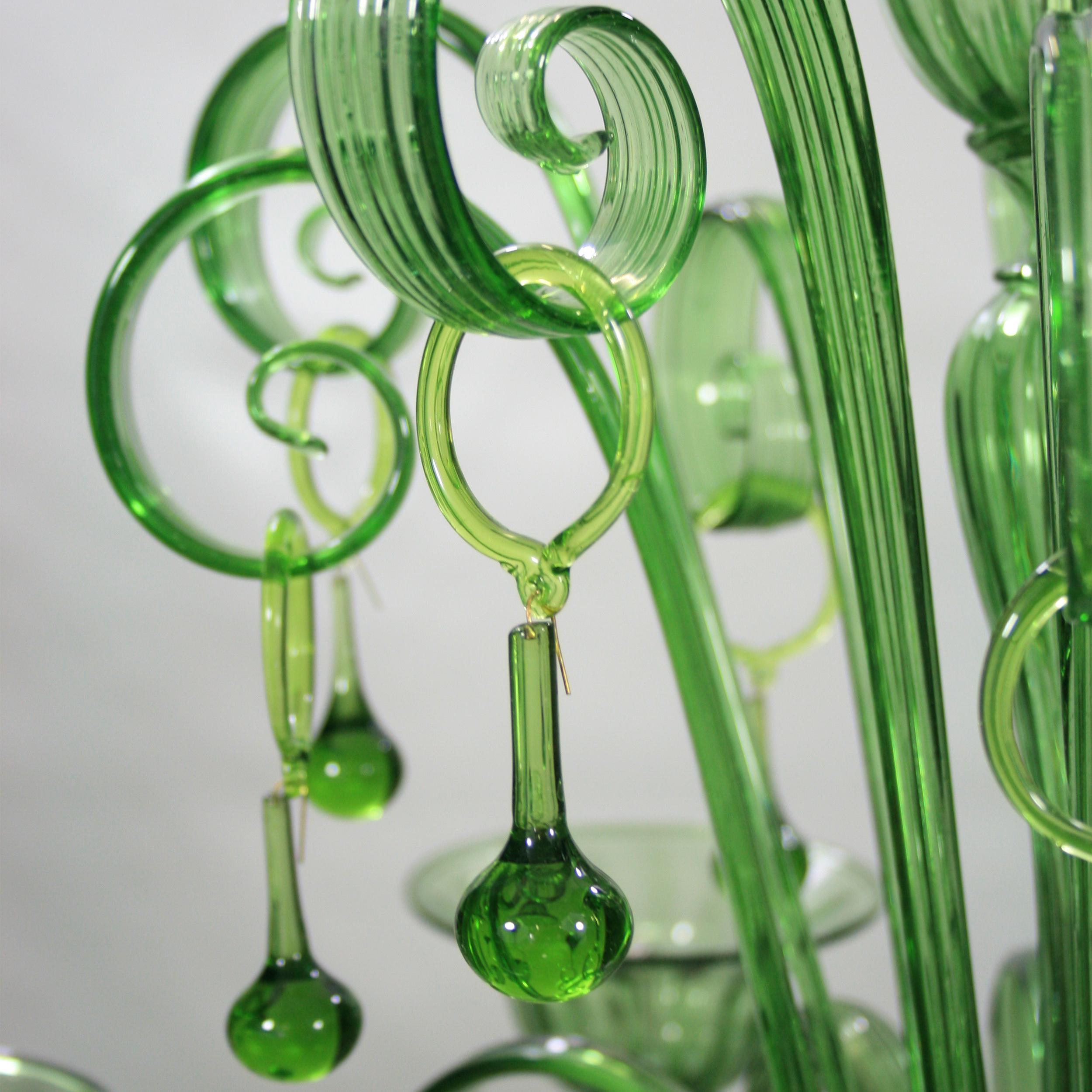 Vetro soffiato Lampadario Rich a 6 bracci verde soffiato a mano in vetro artistico di Murano da Multiforme in vendita