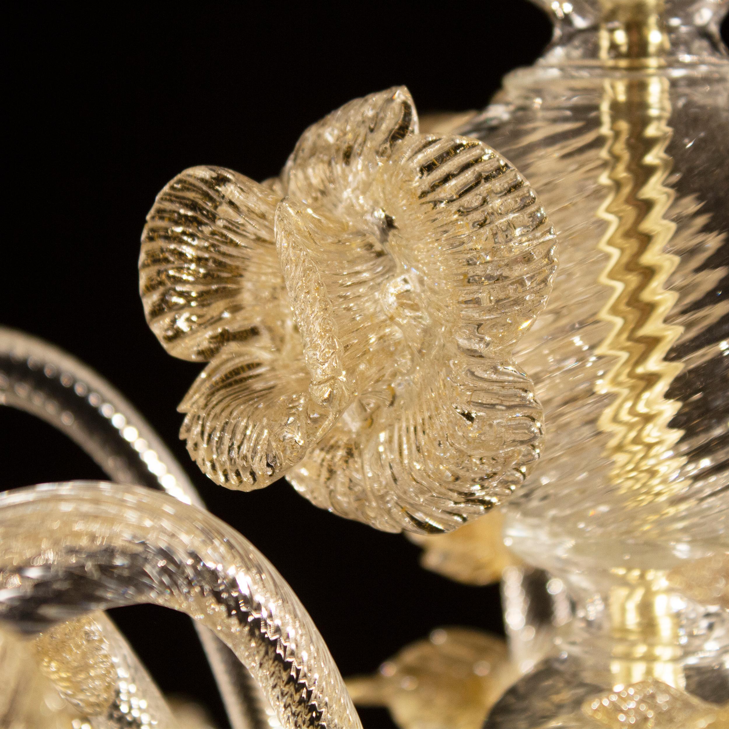 Reichhaltiger 6-armiger Kronleuchter aus Kristall und goldenem Murano Glas von Multiforme auf Lager (Geblasenes Glas) im Angebot