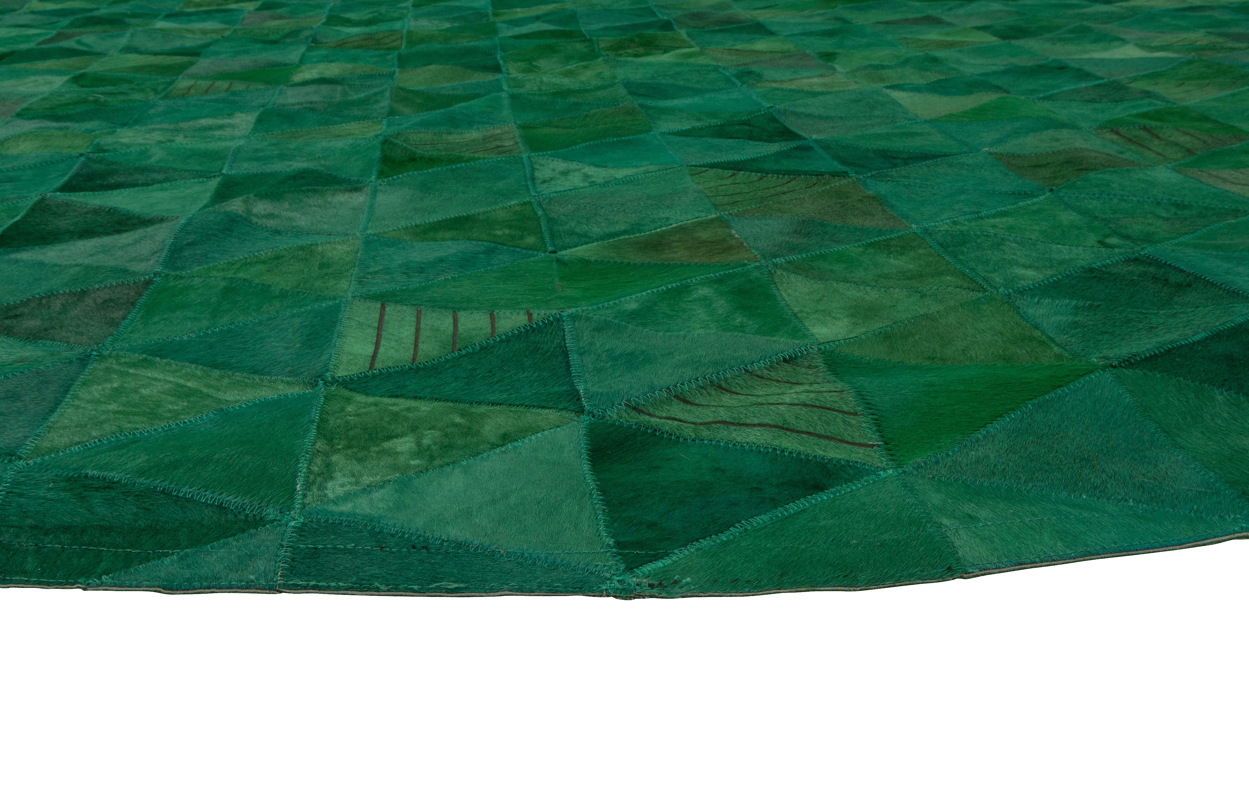 Art Déco Tappeto in pelle di mucca personalizzabile Greene & Greene Round small Trilogia Emerald in vendita