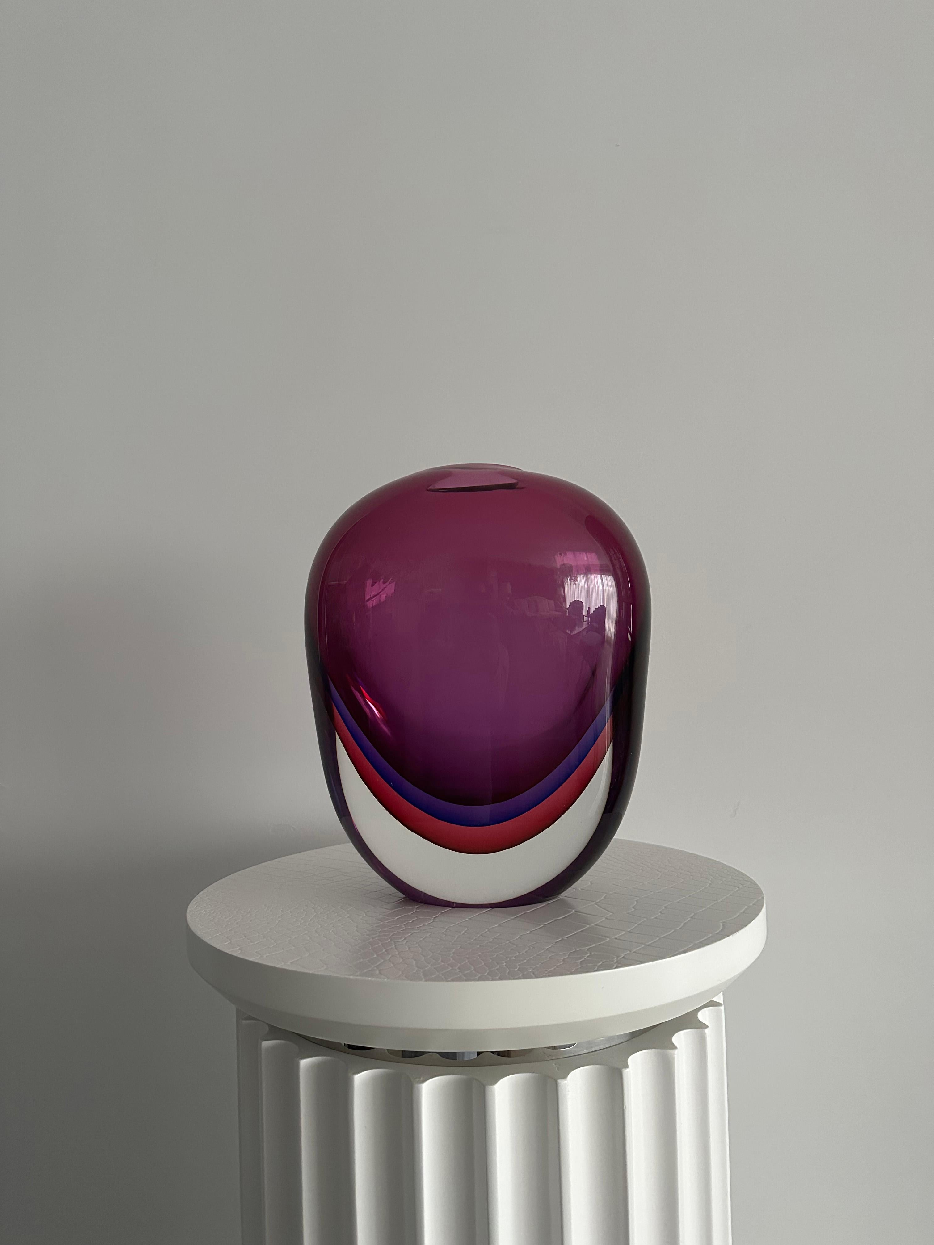 Vaso in vetro di Murano di colore ricco, in stock
Aggiungi un tocco di eleganza all'arredamento della tua casa con questo squisito vaso di Murano. Realizzato in vetro di Murano dai colori intensi, questo vaso è uno splendido esempio di artigianato