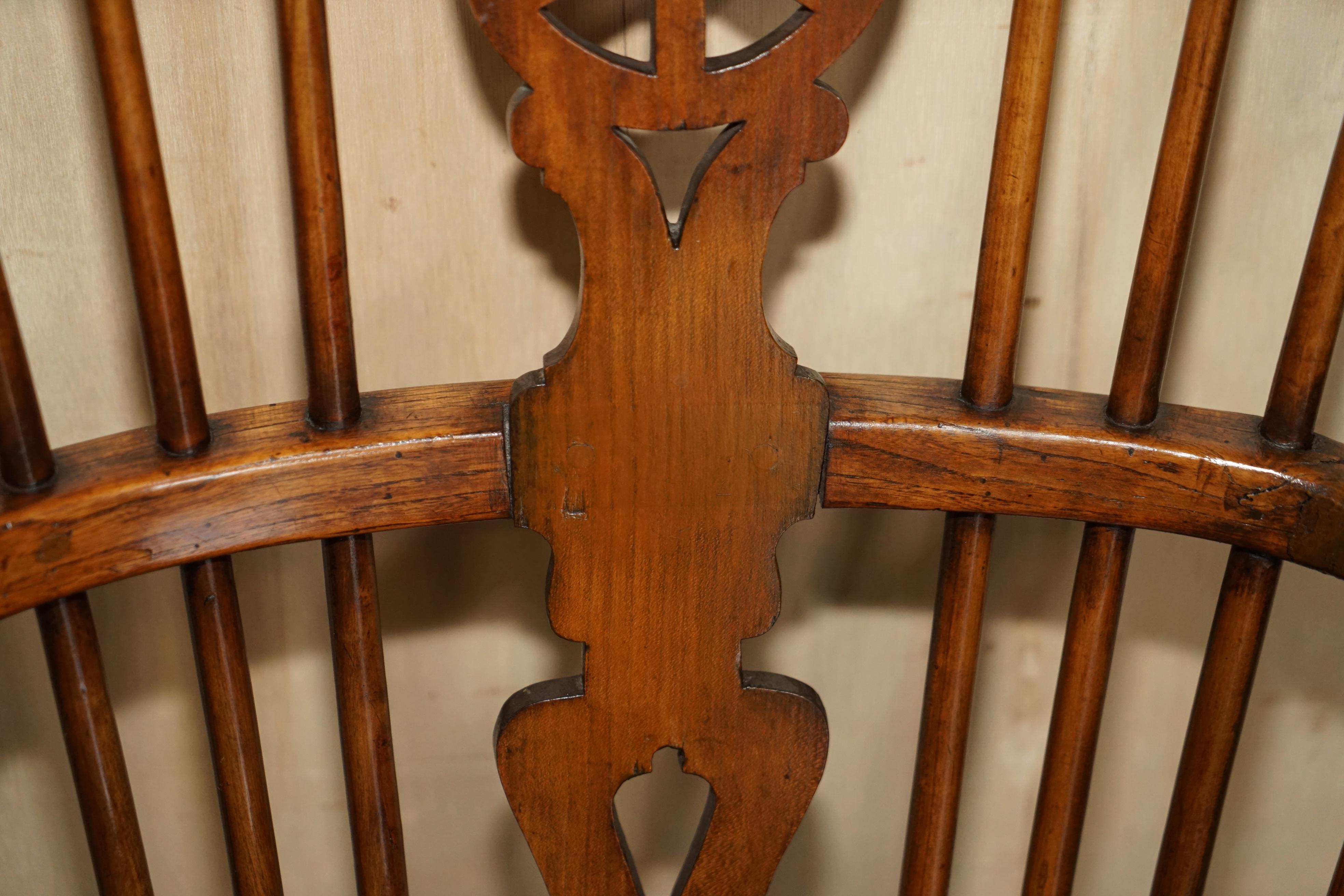 Fauteuil Windsor ancien du 19ème siècle en orme aux couleurs riches, dossier à roue, West Country en vente 4