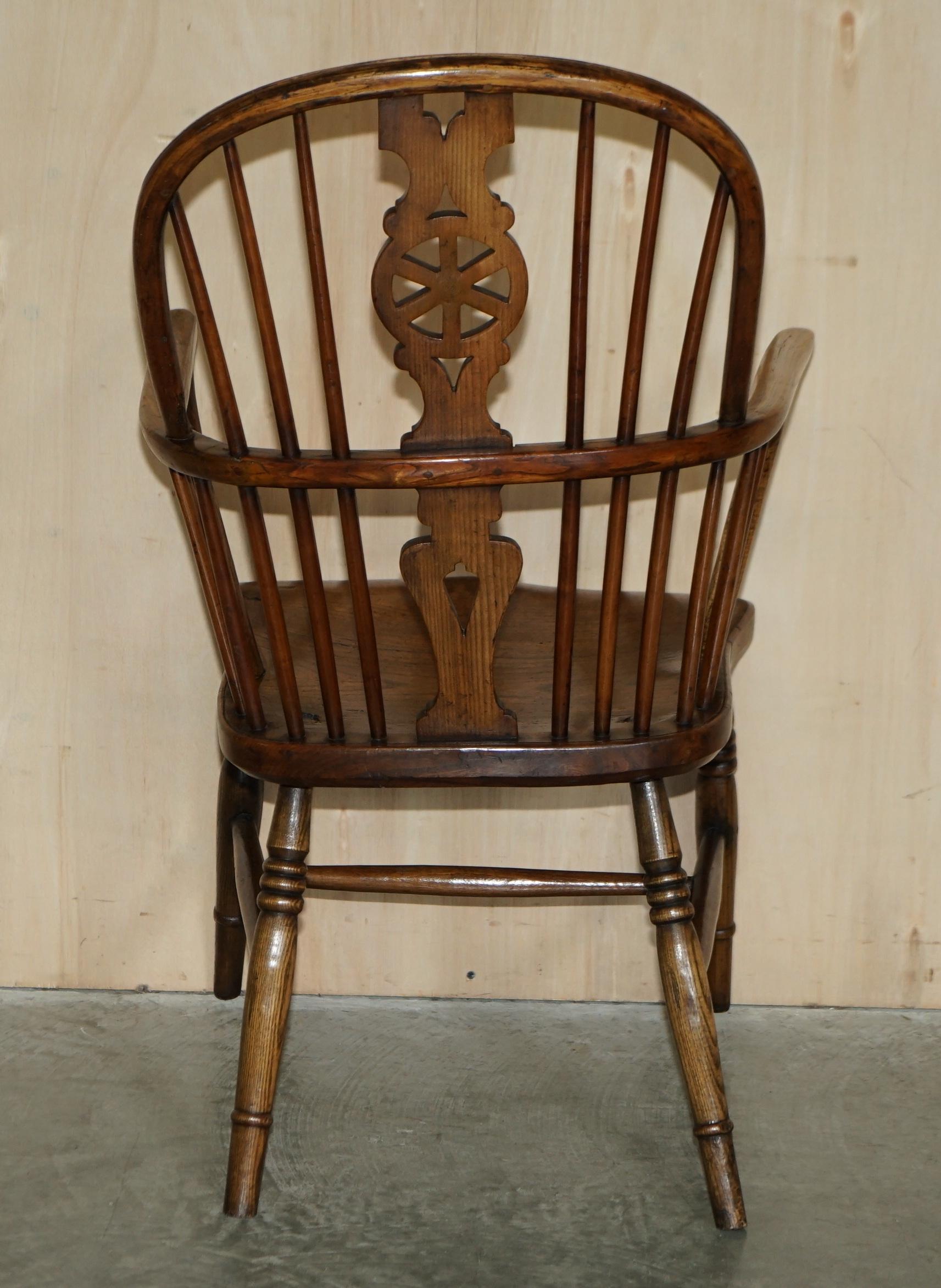 Fauteuil Windsor ancien du 19ème siècle en orme aux couleurs riches, dossier à roue, West Country en vente 13