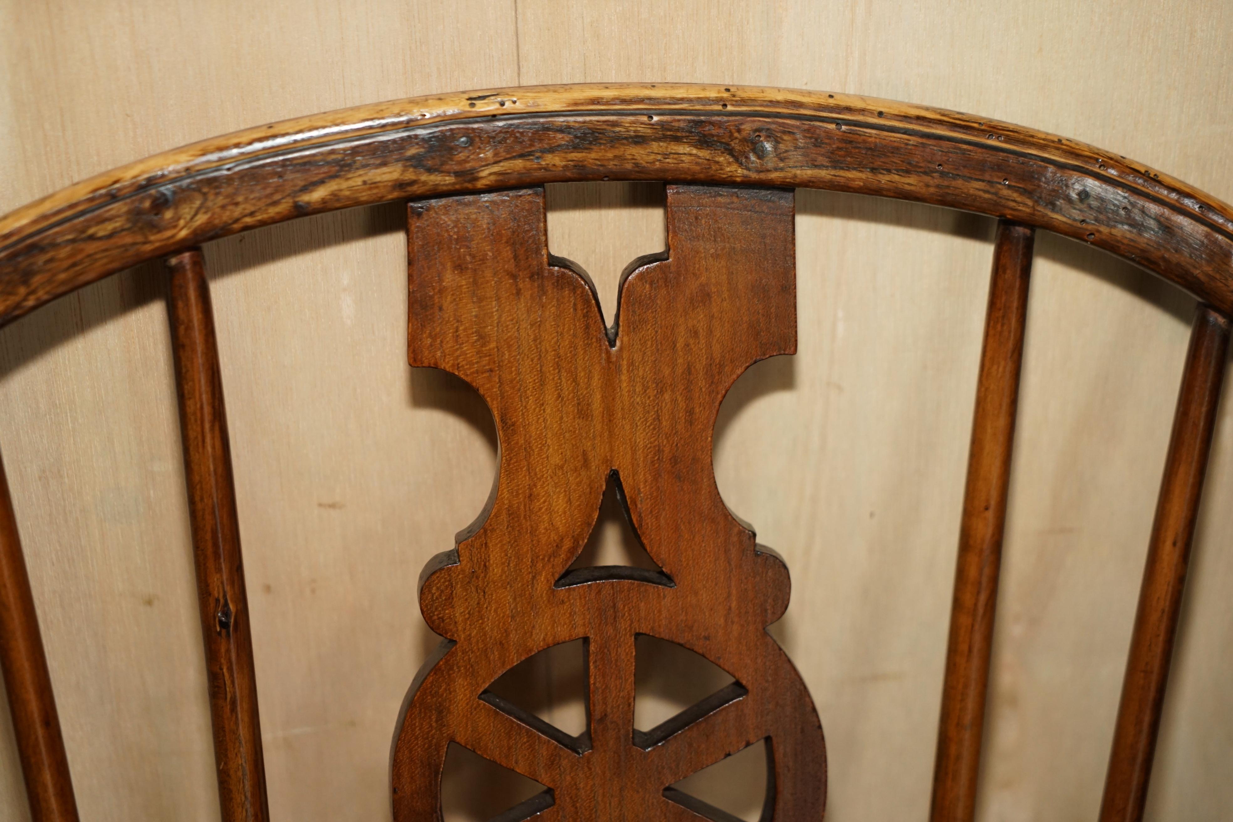 Fauteuil Windsor ancien du 19ème siècle en orme aux couleurs riches, dossier à roue, West Country en vente 2