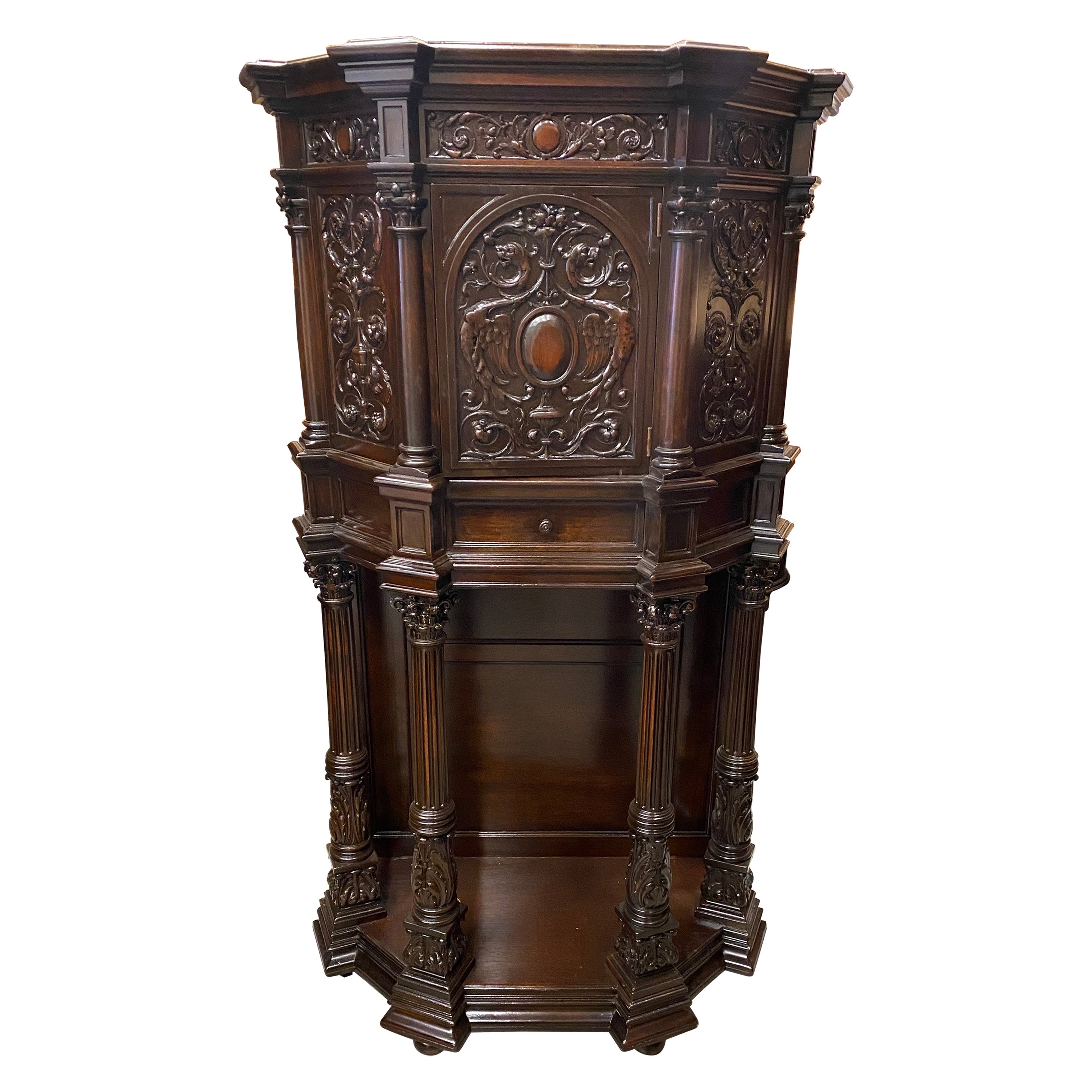 Riche armoire de cour anglaise ancienne sculptée à la main en noyer foncé en vente