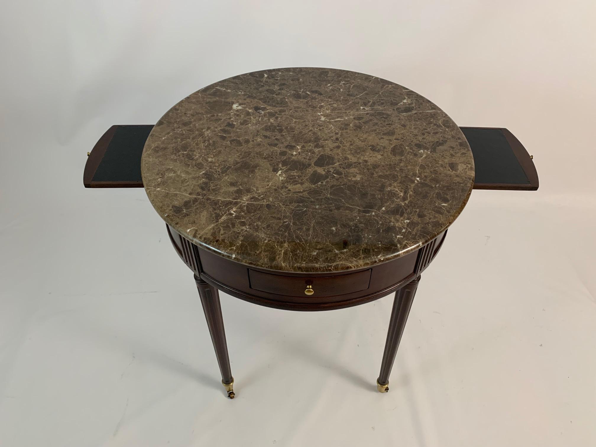 Regency Table d'appoint ronde élégante et raffinée Biltmore Estate en acajou et plateau en marbre en vente