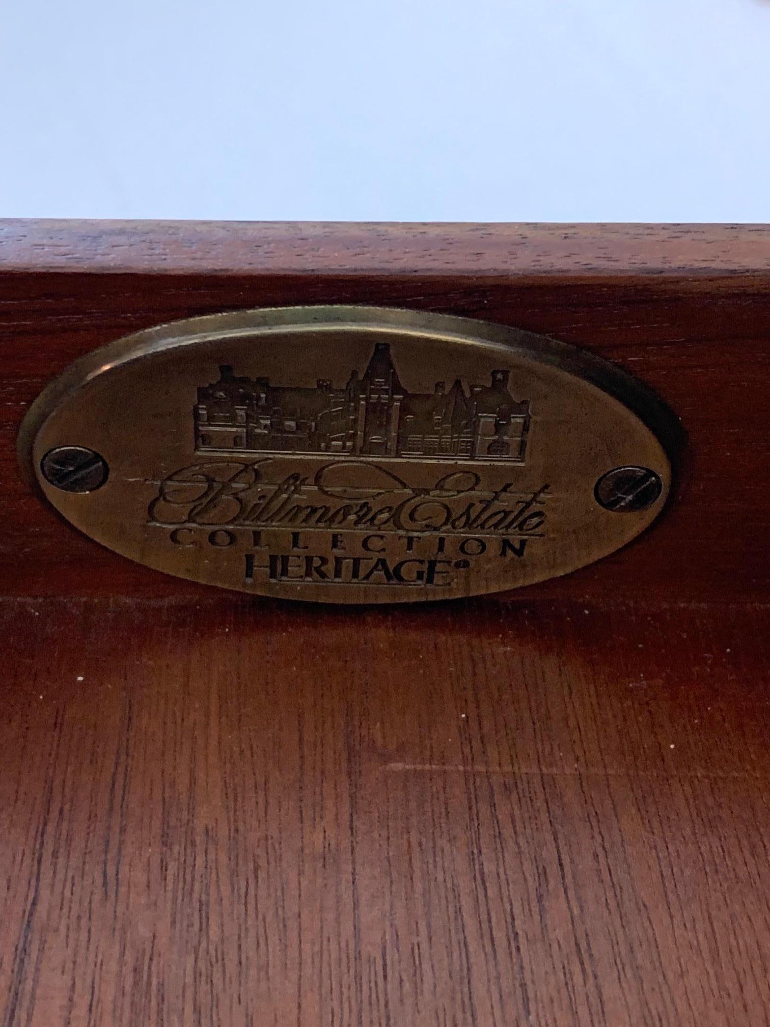 Elegante mesa auxiliar redonda de caoba y tapa de mármol Biltmore Estate en Bueno estado para la venta en Hopewell, NJ