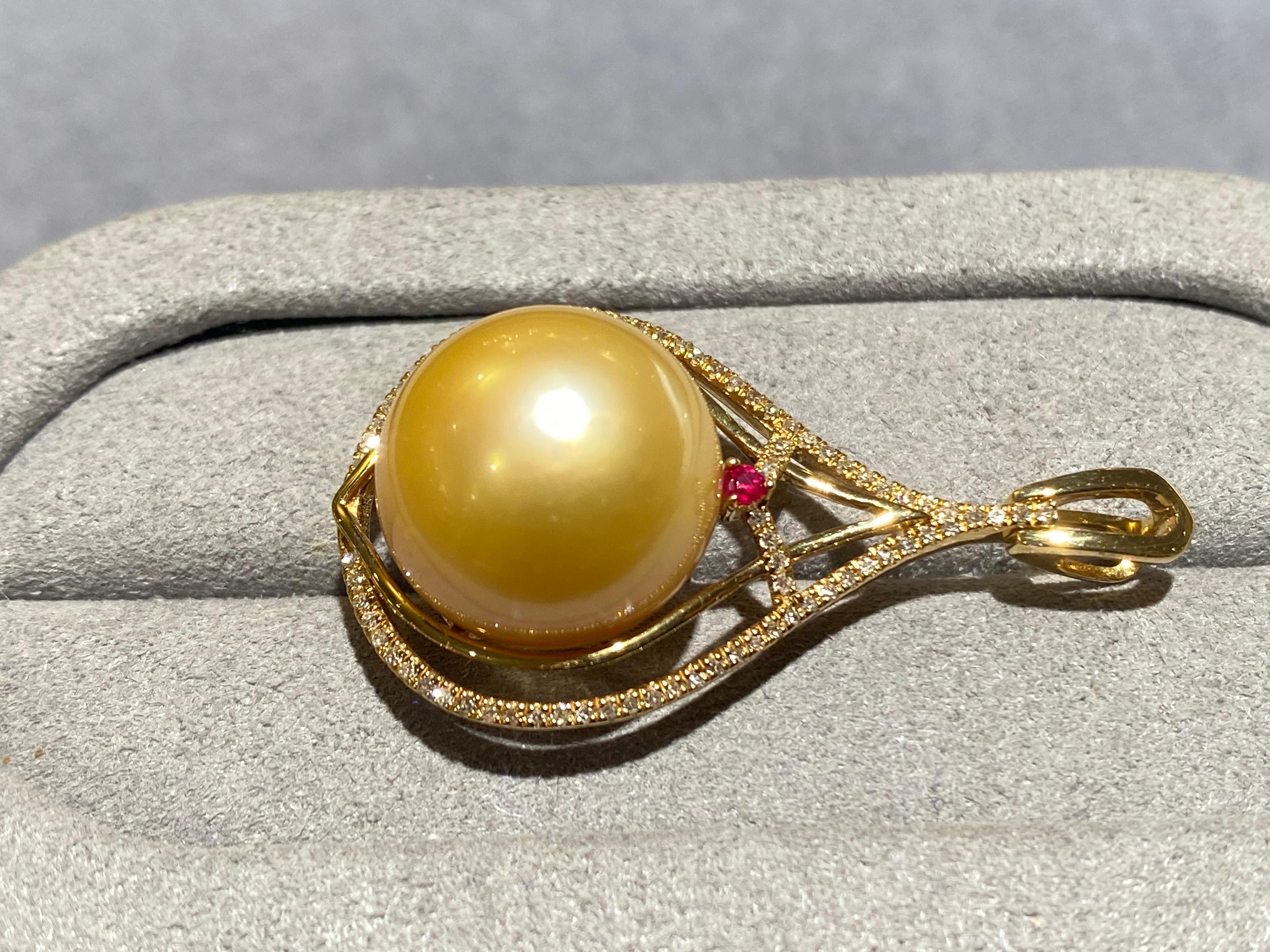 Contemporary Rich Golden Colour South Sea Pearl and Diamond Pendant in 18k Yellow Gold For Sale