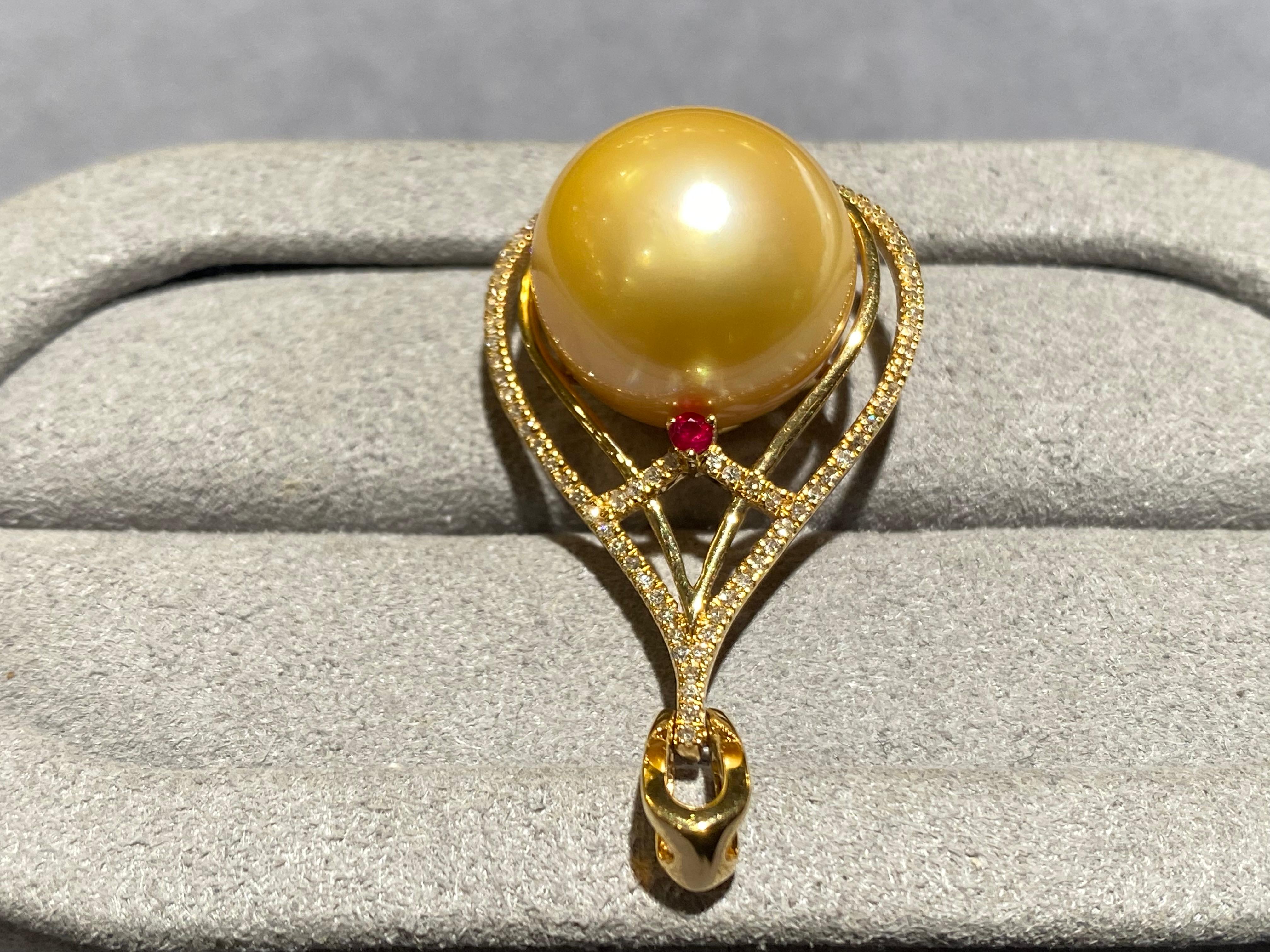 Perle Pendentif en or jaune 18 carats avec perles des mers du Sud de couleur dorée et diamants en vente