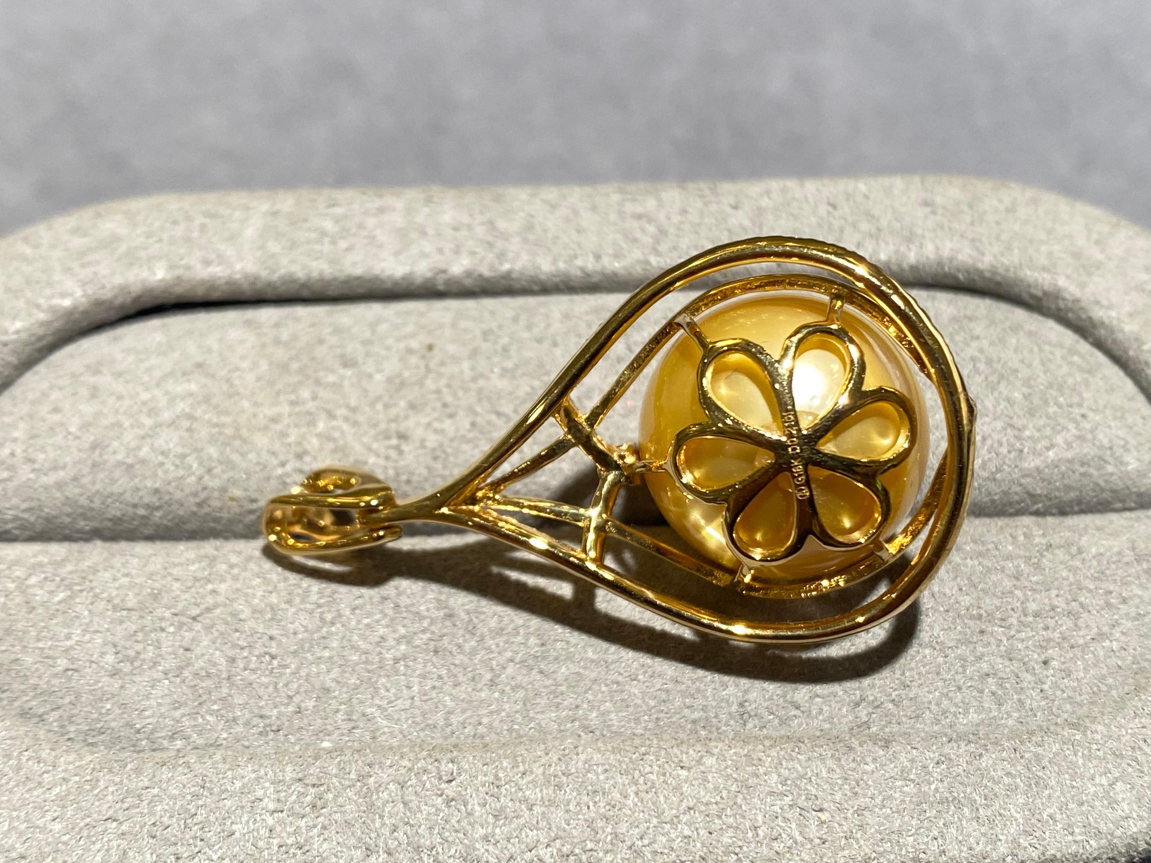 Pendentif en or jaune 18 carats avec perles des mers du Sud de couleur dorée et diamants Neuf - En vente à Melbourne, AU