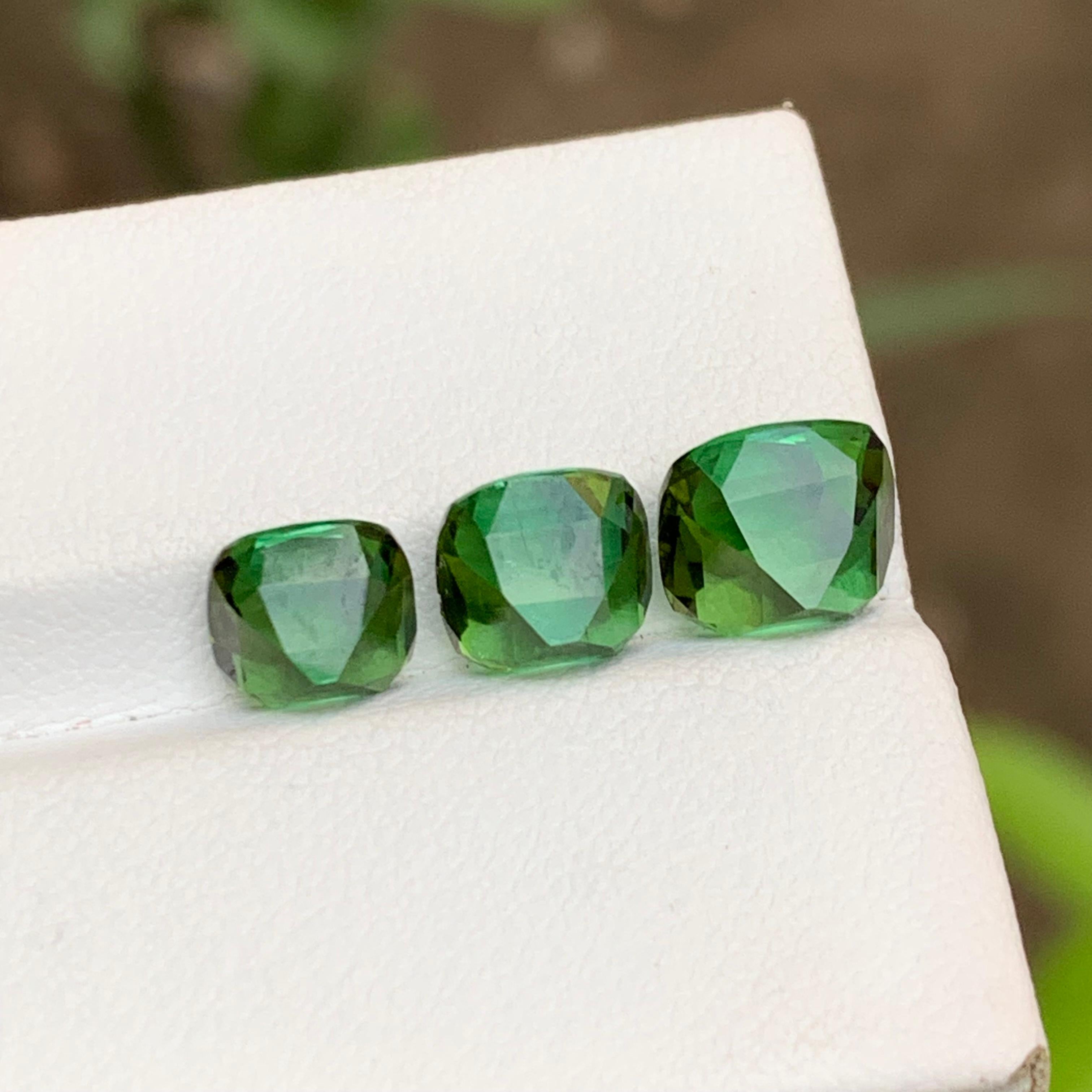 Rich Green Bluish Hue natürlicher Turmalin Edelsteine 6,05 Karat im Kissenschliff  Schmuck im Angebot 1