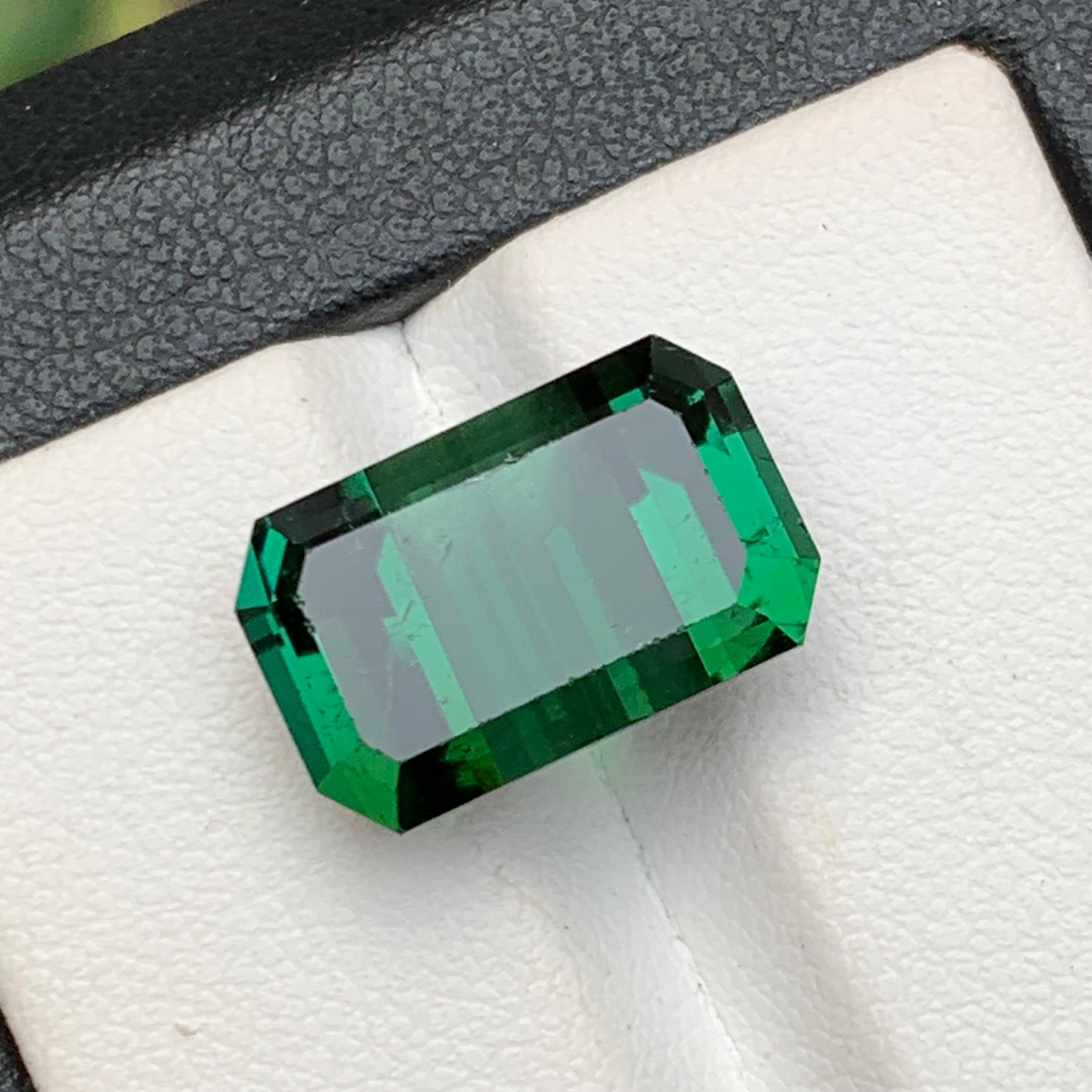Tourmaline Naturelle Vert riche avec teinte bleuâtre pour bague, pendentif, collier, bracelet ou tout autre bijou - taille émeraude de la province de Kunar en Afghanistan !

💎 TYPE DE PIERRE PRÉCIEUSE : Tourmaline
⚖️ POIDS :  10,30 carats
🪚 FORME