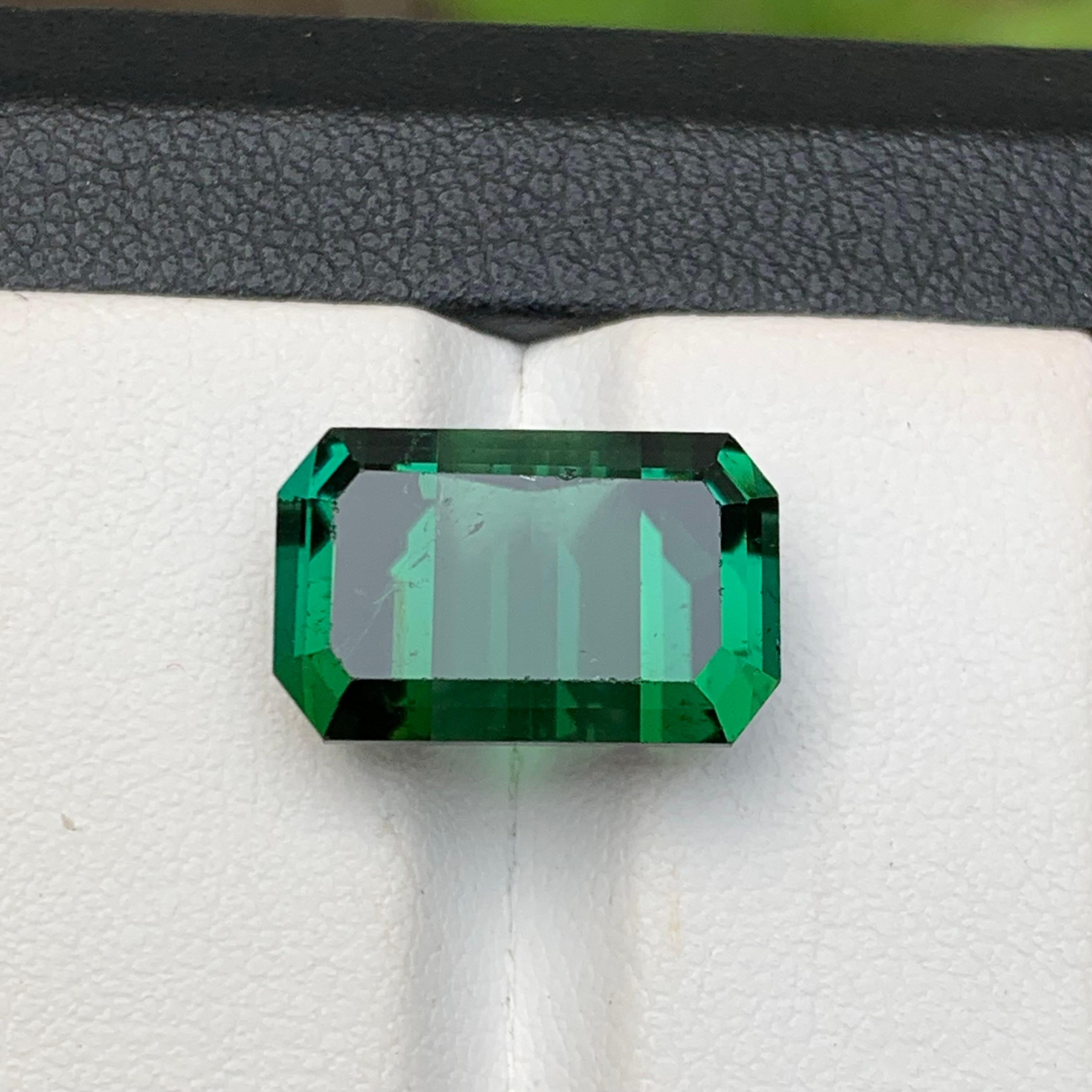 Contemporain Pendentif en tourmaline naturelle d'un vert riche et d'une teinte bleutée, taille émeraude 10,30 carats en vente