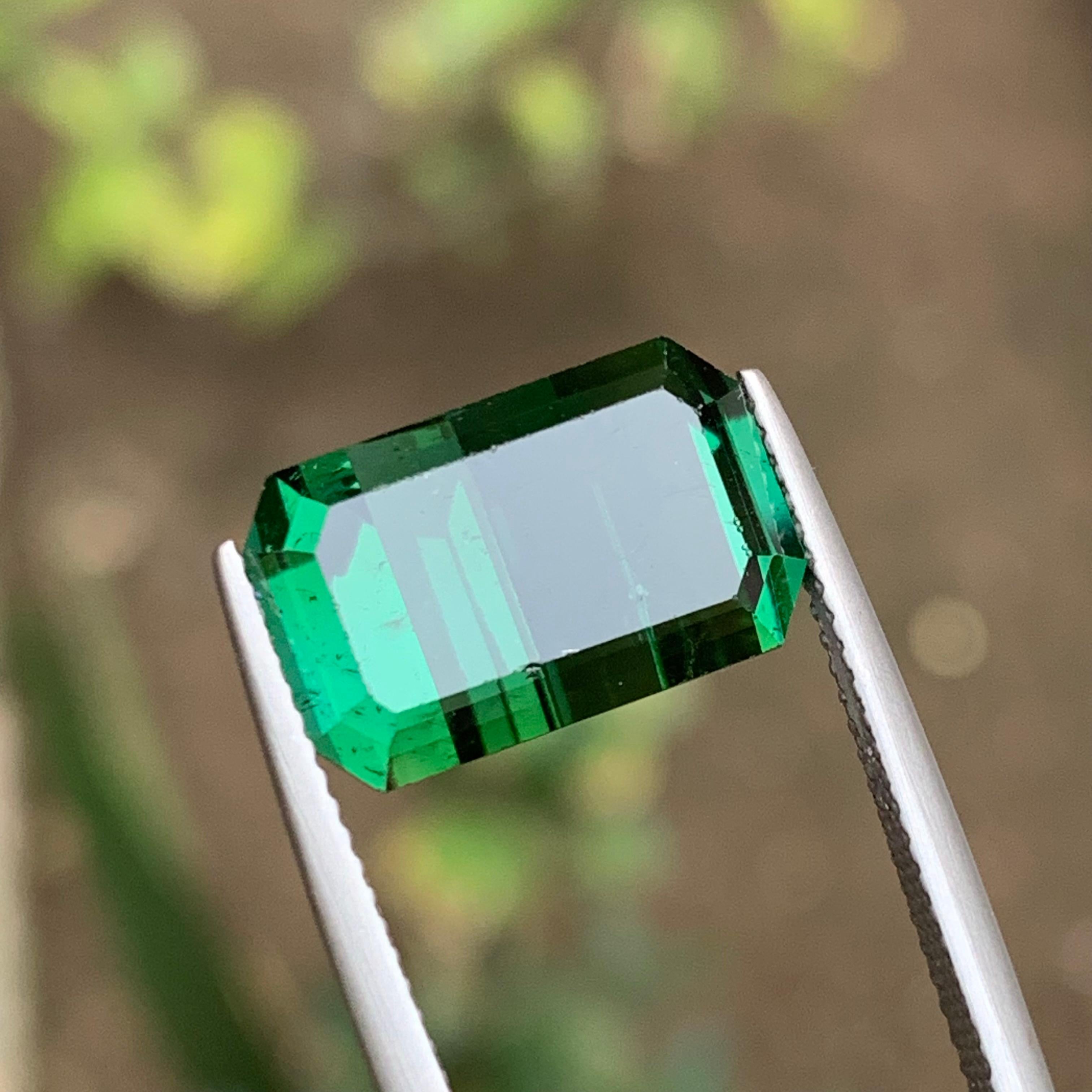 Taille émeraude Pendentif en tourmaline naturelle d'un vert riche et d'une teinte bleutée, taille émeraude 10,30 carats en vente