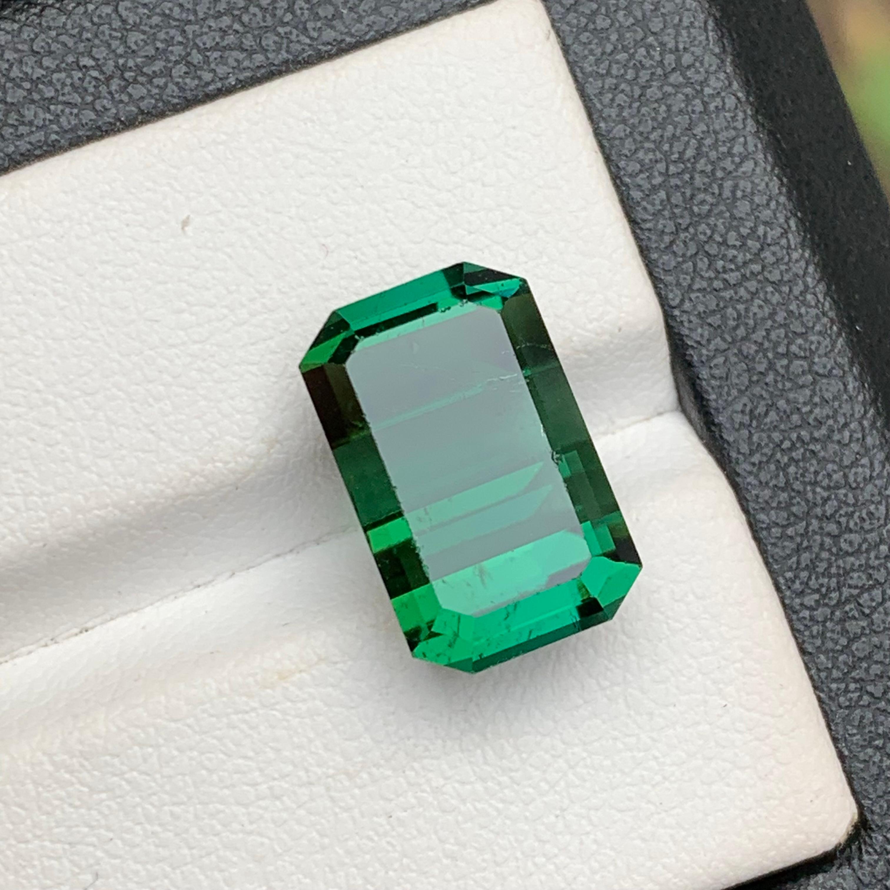 Pendentif en tourmaline naturelle d'un vert riche et d'une teinte bleutée, taille émeraude 10,30 carats Unisexe en vente