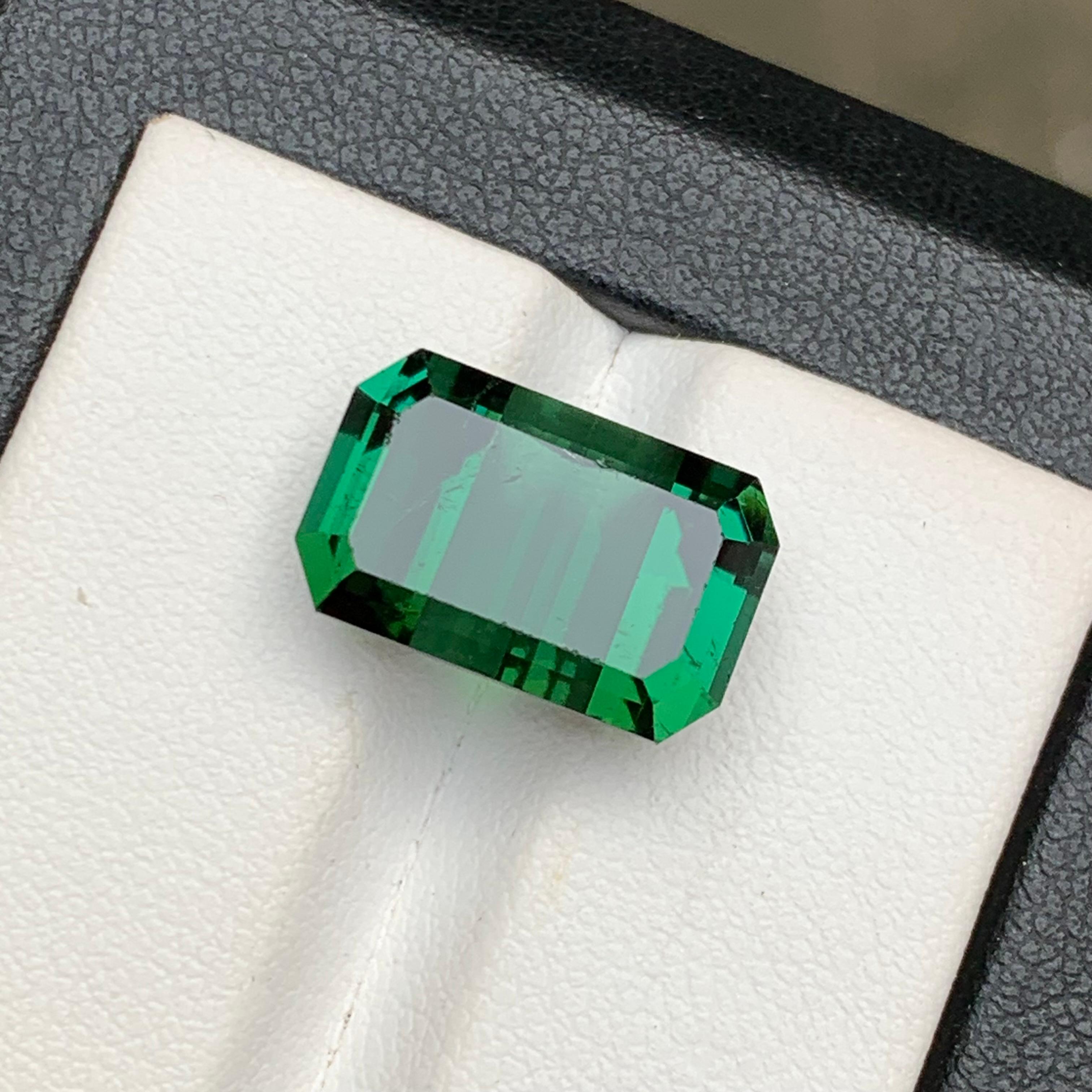 Pendentif en tourmaline naturelle d'un vert riche et d'une teinte bleutée, taille émeraude 10,30 carats en vente 2