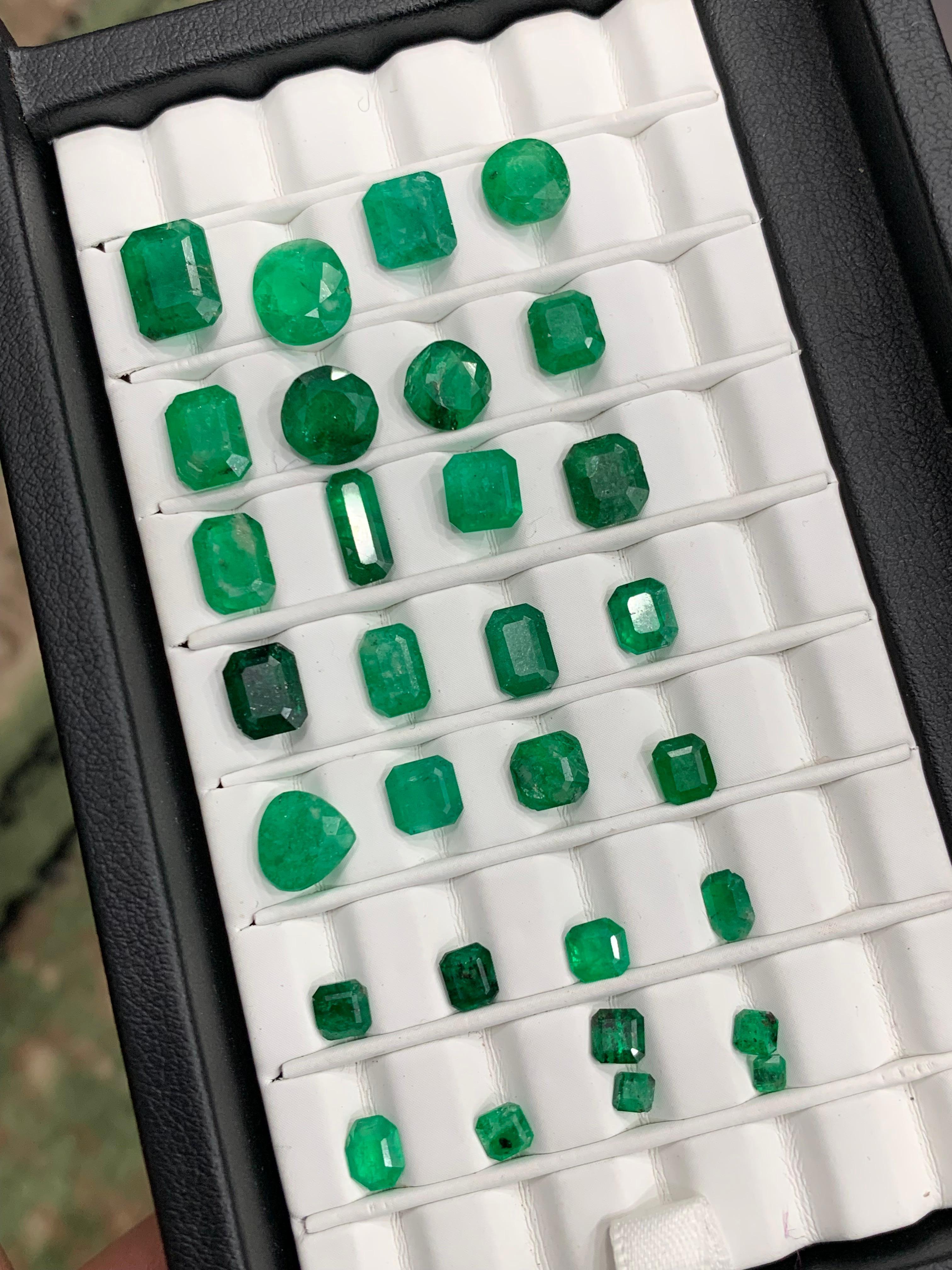 Contemporary Rich Green Natural Emerald Jewelry Loose Gemstones Lot 25.05 Ct Emerald-Cushion For Sale