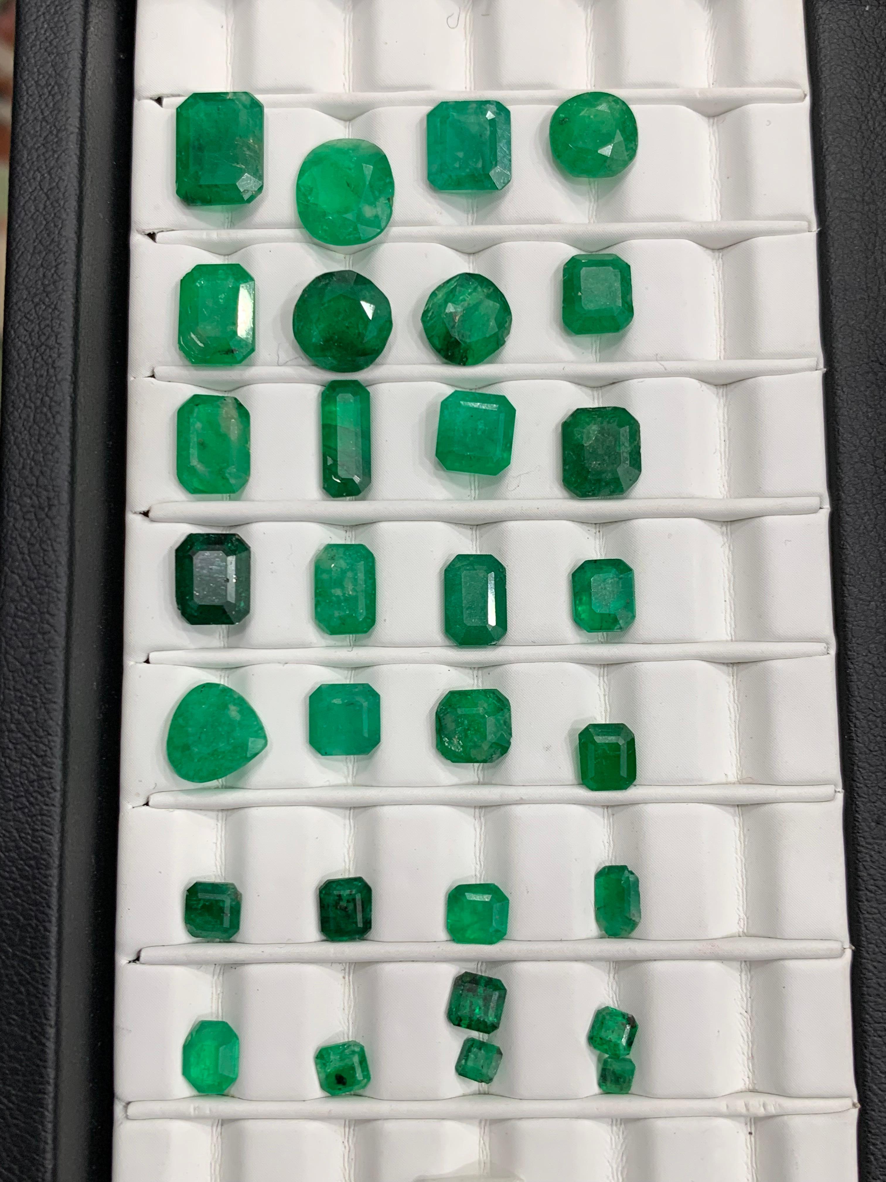 Rich Green Natural Emerald Jewelry Loose Gemstones Lot 25.05 Ct Emerald-Cushion In New Condition For Sale In Peshawar, PK